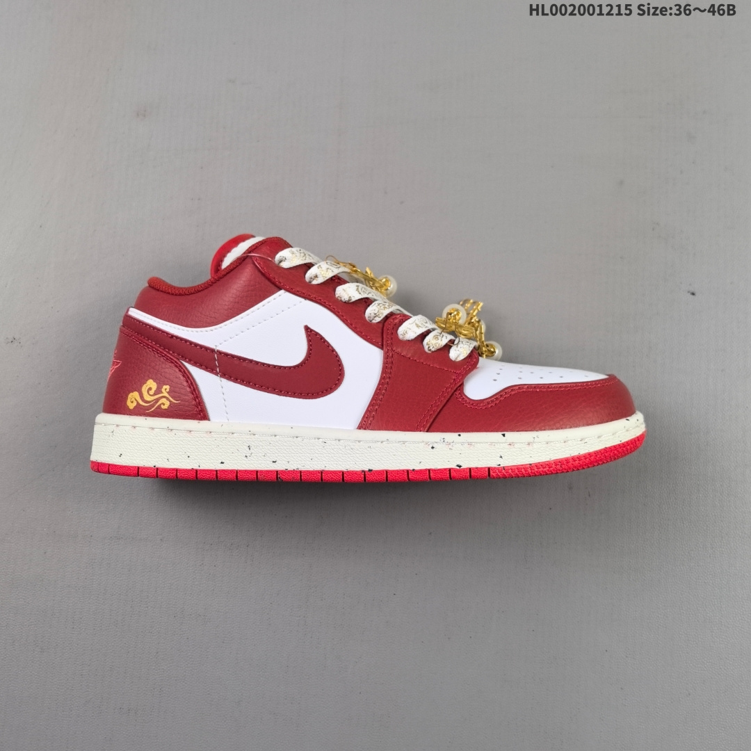 💰200
头层带半码
Air Jordan 1 Low 低帮 祥云婚鞋 AJ1 乔丹1代 aj1 乔1 低邦 秀禾婚鞋 绣禾龙凤褂 乔丹篮球鞋系列 该定制版球鞋选用原鞋款为Air Jordan 1 Low轻便透气耐磨低帮复古篮球鞋女款白红，灵感来自中式婚庆，保留原鞋白红基调的基础上,加入喜庆金色鞋带、增加整体的质感。配饰有双喜金属小挂件，再次呼应主题，呈现出中式婚礼的喜庆、庄重、雅致！鞋面金属挂件均可拆卸，同时满足婚庆和日常穿搭需求。随盒赠送红色礼盒，增添喜庆氛围感！
货号：FJ3465-160（2025.08发售）
尺码：36 36.5 37.5 38 38.5 39 40 40.5 41 42 42.5 43 44 44.5 45 46 HL002001215 Size:36～46B