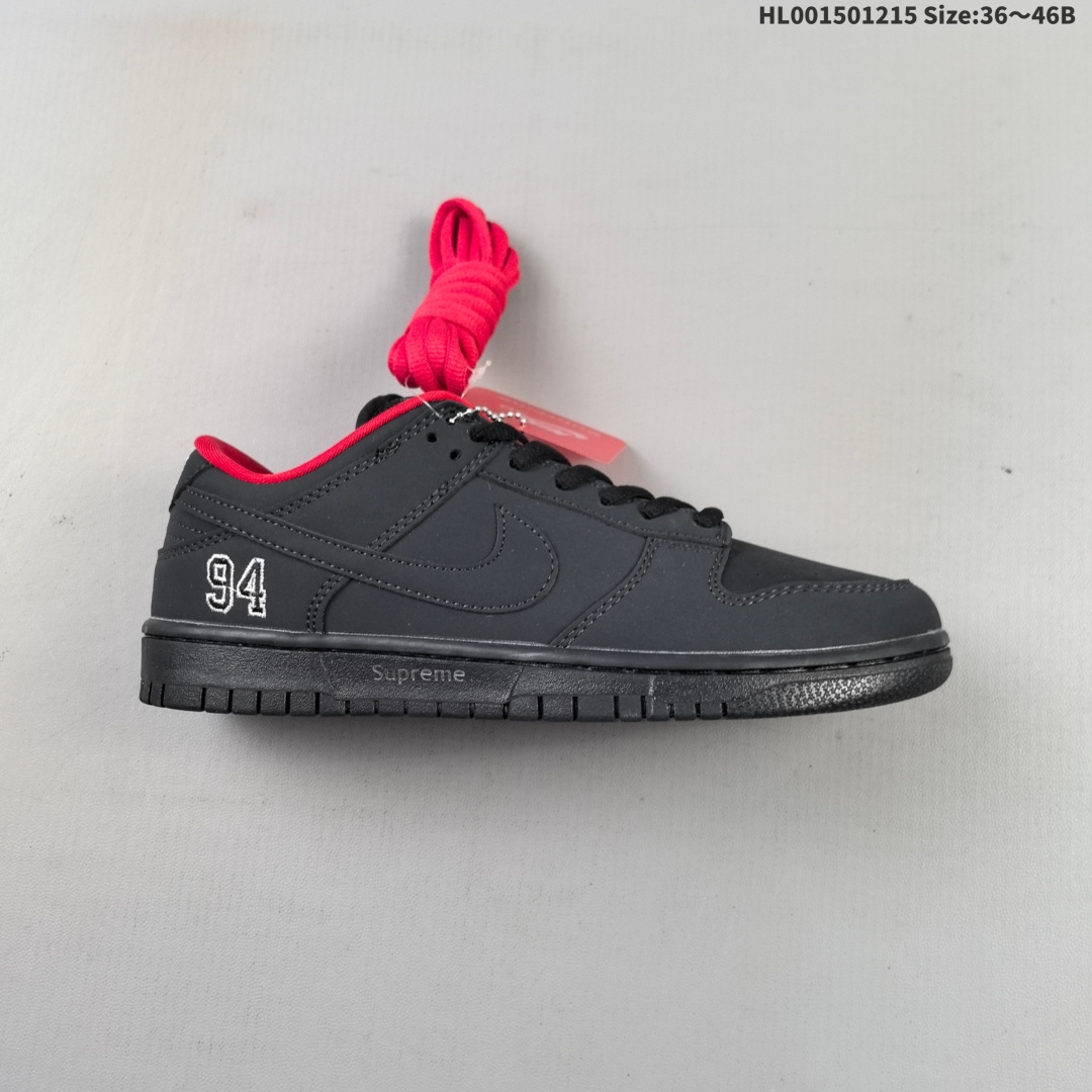 真标带半码 Supreme x Nike Dunk SB Low Pro OG Sup x 耐克 SB 低帮 联名黑红 鞋身整体以黑色作为主色调,搭配黑色框架覆盖层,使鞋款十分百搭,鞋舌绣标上以Nike Swoosh Logo呈现,鞋身两侧的Swooshh Logo采用黑色点缀,后跟饰片采辅以黑色皮革妆点,鞋舌是网眼布材料,增强了透气性,整体十分百搭;后跟Nike字样以黑色刺绣妆点,后跟雕刻Supremer创办年份94数字,中底带有Supreme字样,彰显联名身份;最后以黑色中底搭配同色橡胶外底完善整体设计收尾. 货号:HQ8487-001(2025.09发售) HL001501215 B