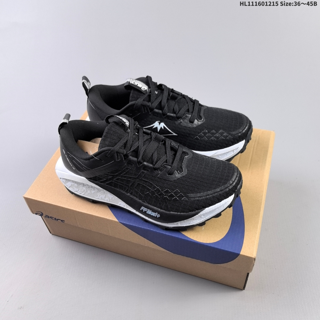 集合一 公司级✅ASICS GEL-TRABUCO 13 亚瑟士 网面透气 耐磨 越野跑步鞋 这双鞋的外观设计超级吸引人 简约大气 色彩搭配也很时尚 ASICS亚瑟士的独家GEL缓震科技 在跑步过程中感受到前所未有的舒适感 脚底仿佛踩在云端一般轻盈 这双鞋的抓地力也非常出色 无论是湿滑的泥泞小路还是崎岖的山路 它都能牢牢地抓住地面 货号:1011B973-801 D:HL111601215 B