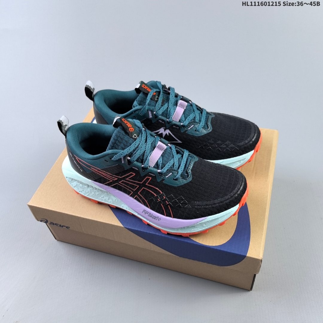 集合二 公司级✅ASICS GEL-TRABUCO 13 亚瑟士 网面透气 耐磨 越野跑步鞋 这双鞋的外观设计超级吸引人 简约大气 色彩搭配也很时尚 ASICS亚瑟士的独家GEL缓震科技 在跑步过程中感受到前所未有的舒适感 脚底仿佛踩在云端一般轻盈 这双鞋的抓地力也非常出色 无论是湿滑的泥泞小路还是崎岖的山路 它都能牢牢地抓住地面 货号:1011B973-801 D:HL111601215 B