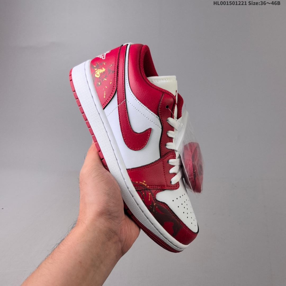 头层带半码 特殊大礼盒❗️ Air Jordan 1 Low CNY 低帮 新春福马 AJ1 乔丹1代 aj1 乔1 低邦 马年新中式 国风红色 乔丹篮球鞋系列 该定制版球鞋选用原鞋Air Jordhan 1 Low男女同款复古篮球鞋,此次设计我们推出"新春马年"主题鞋款.愿大家的生活有望穿秋水的期待,也会有意想不到的欣喜.这款鞋子以红色为主,红色与白色的搭配给人带来沉稳华丽的视觉效果,鞋身的蛇鳞纹路是本次的亮点.质感十足.整体是大方简约的配色,颜色清新过渡自然.整体配色设计呼应主题.整体视觉效果十分饱满,颇具独特的潮流魅力.希望今年大家都拥有无限好运.给人一种干净、利落的感觉.此鞋四季可穿,非常百搭. 货号:553558-166(2025.12发售) HL001501221 B