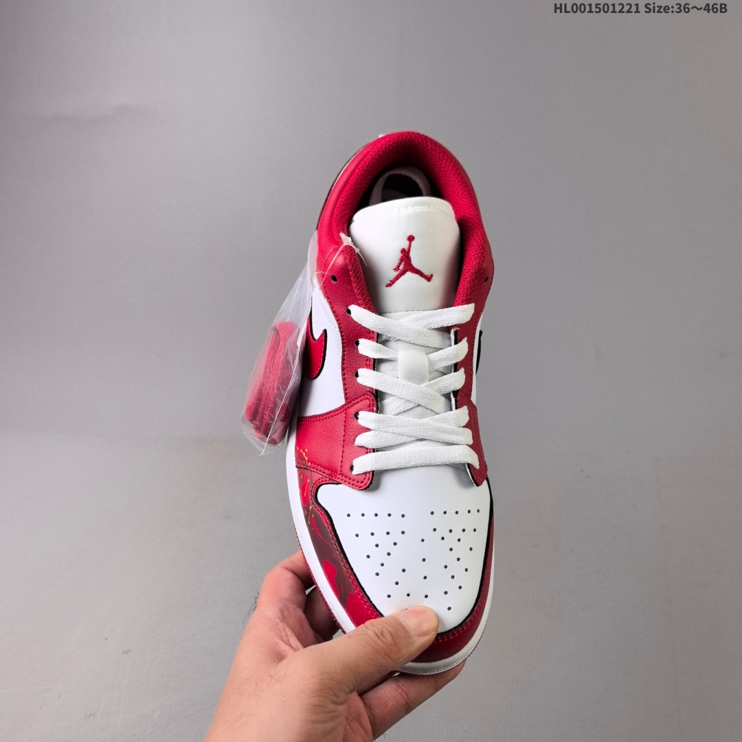 头层带半码 特殊大礼盒❗️ Air Jordan 1 Low CNY 低帮 新春福马 AJ1 乔丹1代 aj1 乔1 低邦 马年新中式 国风红色 乔丹篮球鞋系列 该定制版球鞋选用原鞋Air Jordhan 1 Low男女同款复古篮球鞋,此次设计我们推出"新春马年"主题鞋款.愿大家的生活有望穿秋水的期待,也会有意想不到的欣喜.这款鞋子以红色为主,红色与白色的搭配给人带来沉稳华丽的视觉效果,鞋身的蛇鳞纹路是本次的亮点.质感十足.整体是大方简约的配色,颜色清新过渡自然.整体配色设计呼应主题.整体视觉效果十分饱满,颇具独特的潮流魅力.希望今年大家都拥有无限好运.给人一种干净、利落的感觉.此鞋四季可穿,非常百搭. 货号:553558-166(2025.12发售) HL001501221 B