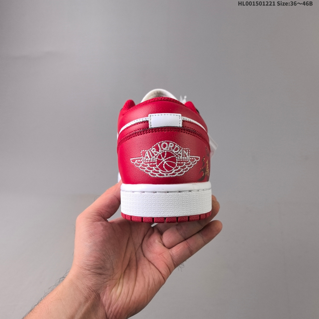 头层带半码 特殊大礼盒❗️ Air Jordan 1 Low CNY 低帮 新春福马 AJ1 乔丹1代 aj1 乔1 低邦 马年新中式 国风红色 乔丹篮球鞋系列 该定制版球鞋选用原鞋Air Jordhan 1 Low男女同款复古篮球鞋,此次设计我们推出"新春马年"主题鞋款.愿大家的生活有望穿秋水的期待,也会有意想不到的欣喜.这款鞋子以红色为主,红色与白色的搭配给人带来沉稳华丽的视觉效果,鞋身的蛇鳞纹路是本次的亮点.质感十足.整体是大方简约的配色,颜色清新过渡自然.整体配色设计呼应主题.整体视觉效果十分饱满,颇具独特的潮流魅力.希望今年大家都拥有无限好运.给人一种干净、利落的感觉.此鞋四季可穿,非常百搭. 货号:553558-166(2025.12发售) HL001501221 B