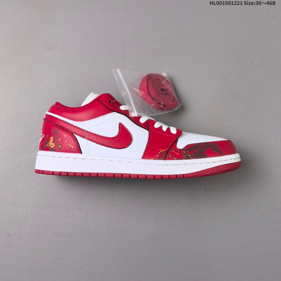 头层带半码 特殊大礼盒❗️ Air Jordan 1 Low CNY 低帮 新春福马 AJ1 乔丹1代 aj1 乔1 低邦 马年新中式 国风红色 乔丹篮球鞋系列 该定制版球鞋选用原鞋Air Jordhan 1 Low男女同款复古篮球鞋,此次设计我们推出"新春马年"主题鞋款.愿大家的生活有望穿秋水的期待,也会有意想不到的欣喜.这款鞋子以红色为主,红色与白色的搭配给人带来沉稳华丽的视觉效果,鞋身的蛇鳞纹路是本次的亮点.质感十足.整体是大方简约的配色,颜色清新过渡自然.整体配色设计呼应主题.整体视觉效果十分饱满,颇具独特的潮流魅力.希望今年大家都拥有无限好运.给人一种干净、利落的感觉.此鞋四季可穿,非常百搭. 货号:553558-166(2025.12发售) HL001501221 B
