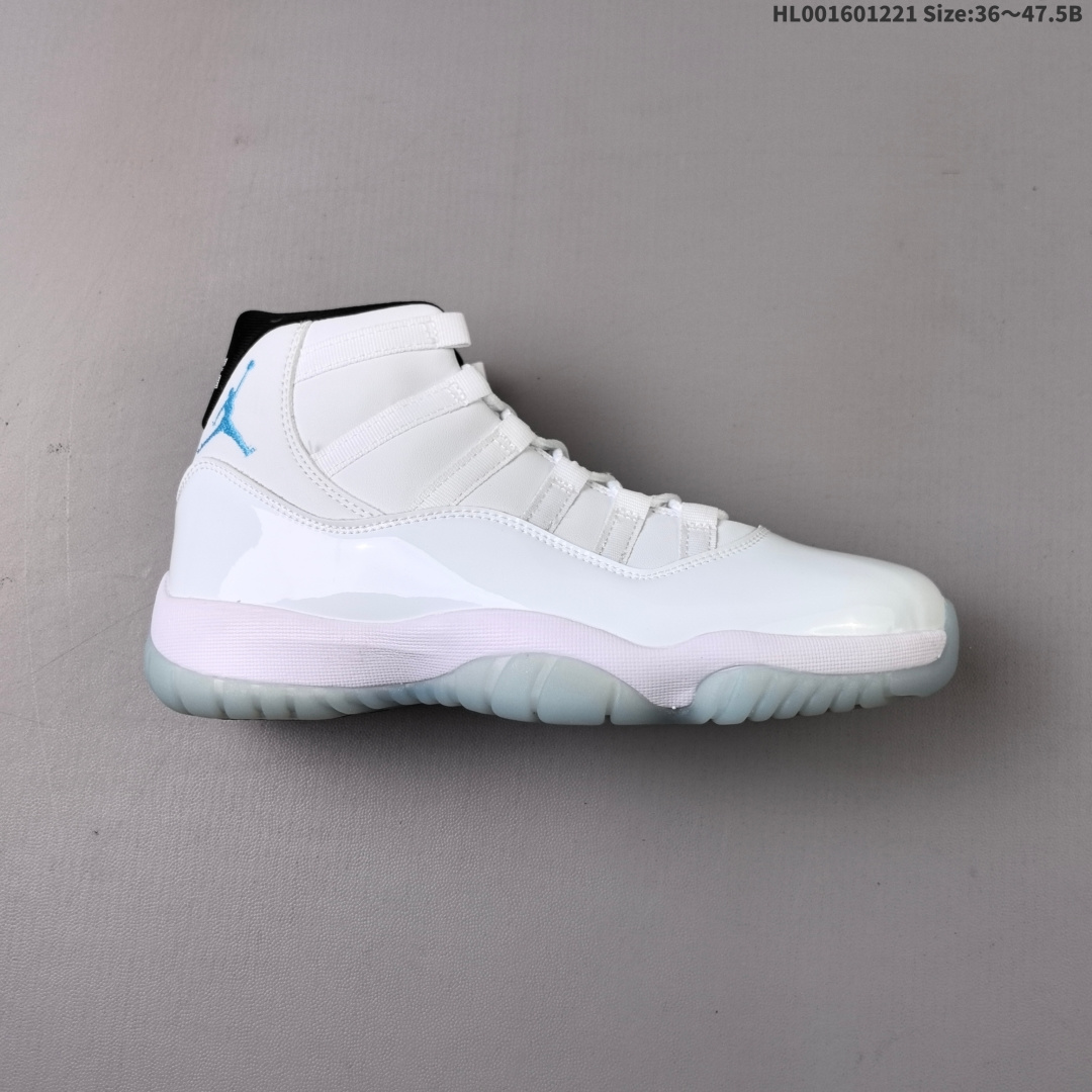 真标带半码 Air Jordan 11 Retro High "Legend Blue" 高帮 复刻传奇蓝 AJ11 乔丹11代 aj11 乔11 高邦 哥伦比亚 乔丹篮球鞋系列 鞋身整体采用白色尼龙织物打造,搭配白色漆皮材质覆盖层,展示出不错的整体性设计;后跟依然使用经典二三并采用白色进行点缀,后跟侧身Jumpman Logo以蓝色刺绣呈现,鞋带孔辅以蓝色绣标上点缀白色迷你Jumpman Logo,营造出奢华的氛围;最后以白色中底搭配传奇蓝透明水晶外底并带有白色Jumpwman Logo完善整体t设计收尾. 货号:CT8012-104(2024.12.14发售) HL001601221 B