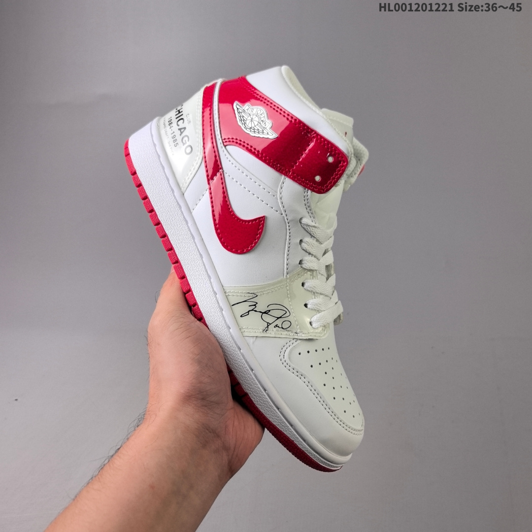 💰120
超a 二层
Air Jordan 1 Mid "Rookie Season" 中帮 白红芝加哥 AJ1 乔丹1代 aj1 乔1 中邦 签名白红 乔丹篮球鞋系列 鞋款以乔丹新秀赛季为设计灵感，采用芝加哥颜色，以简单的白色皮革为主，鞋头鞋身中部的白色部分，采用了白色具有光泽的光滑亮面皮革，鞋身两侧的Swooshh Logo与鞋帮位置运用了红色漆皮材质；内外侧的前两组鞋带孔绑带处运用了TPU材质，并且印有黑色的“乔丹签名”；鞋舌选用了白色尼龙织物，乳白色TPU鞋舌标签设计有红色胶印的Jumpman Logo及Air，鞋帮外侧的Wings Logo同样运用了TPU材质并且呈现有七彩镭射效果十分酷炫，鞋尾部分的TPU包裹部分呈现有乔丹的个人信息选秀排名和选择球队；鞋身内衬选用了白色网眼织物，此次的鞋垫非常特别的采用了鸳鸯设计，呈现有乔丹新秀赛季的场均数据最佳新秀等信息，最后由白色的中底和红色的橡胶大底完善整体设计收尾。
货号：DR6496-116（2022.08.25发售）
尺码：36 37.5 38 39 40 41 42 43 44 45 HL001201221 Size:36～45