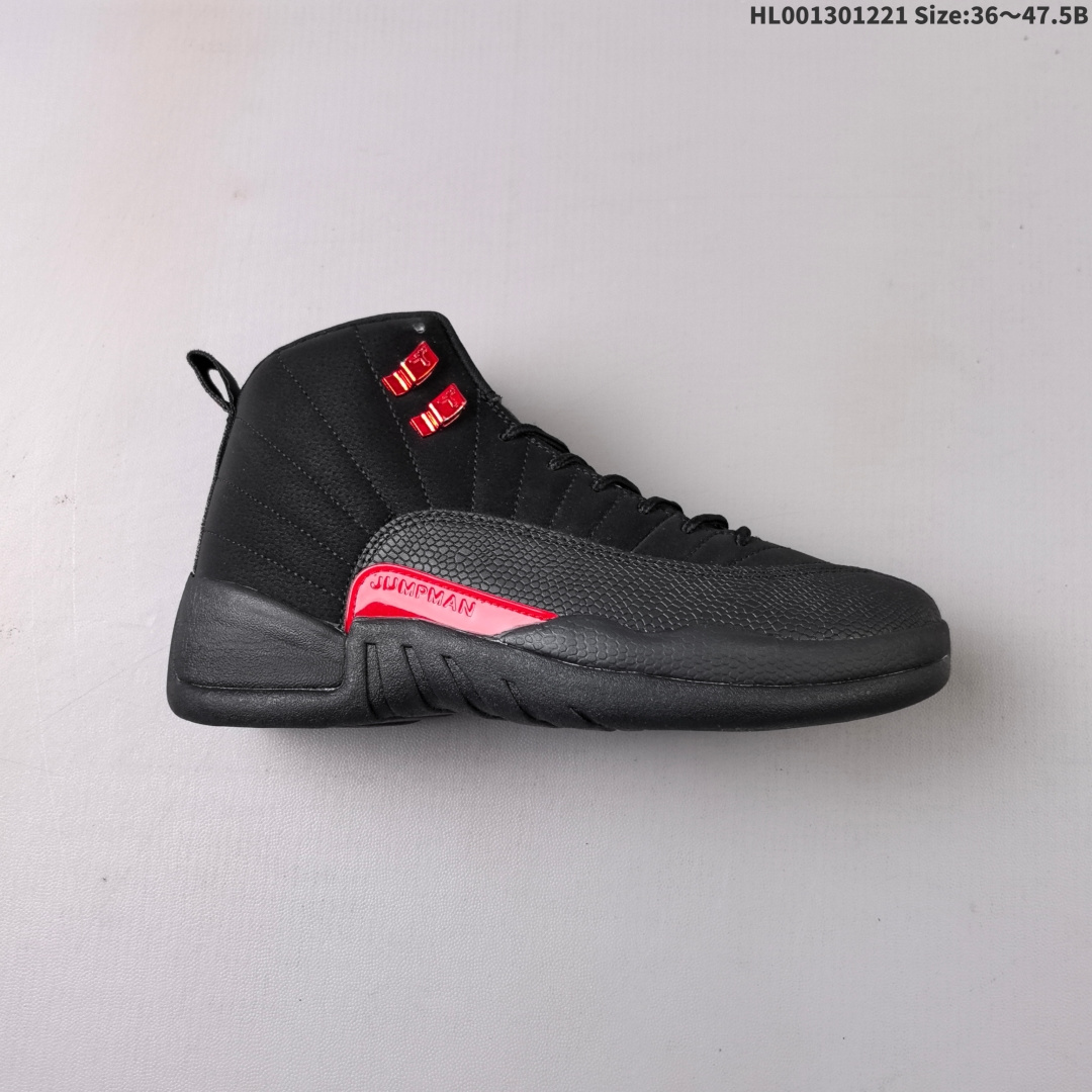 真标带半码 Air Jordan 12 Retro "Bloodline" 高帮 复刻血统 AJ12 乔丹12代 aj12 乔12 高邦 复刻黑红 乔丹篮球鞋系列 鞋身整体以黑色皮革打造搭配黑色荔枝纹框架覆盖层,鞋头处红色的Jumpman Logo点缀,在全黑主调下格外抢眼;鞋舌饰有红色色调经典Jumpman Logo刺绣以及TWO3字样,与鞋侧金属红扣相呼应,细节方面非常用心;鞋身中部辅以红色挡泥板,后跟鞋提黑色Jumppman Logo和刺绣Jordan字样搭配标志性红色23字样,彰显鞋款身份;辅以Air Zoomm气垫和大面积碳板,提供了出色的缓震效果和稳定性. 货号:CT8013-001(2026夏季发售) HL001301221 B