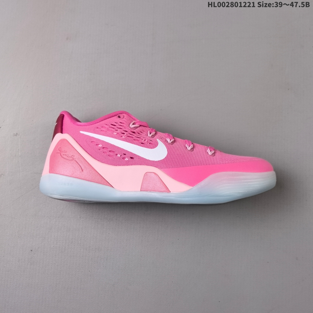 灭世版本 Nike Kobe 9 Elite Low Protro "Think Pink" PE 耐克 科比9代 低帮 粉色 舒适百搭防滑耐磨低邦篮球鞋 鞋身整体采用粉色Flyknit鞋面与Flywire动态飞线科技,Flyknit材质轻盈且贴合脚部,提供舒适包裹感;Flywire飞线如同动态鞋带系统,能根据脚部动作调整,增强包裹稳定性.运用Nike Reactm科技,具备出色缓震性能,能有效吸收运动冲击力,鞋舌上的科比专属Logo,鞋身两侧两侧Swoosh Logos采用白色点缀,后跟侧下方的科比签名用粉色妆点,中底则采用了全掌Lunarlon泡棉,外底上翻处增加抓地纹路,后跟处的九条横线代表了科比手术后的九条缝线,纪念意义十足. 货号:HQ4995-600(2025.02发售) HL002801221 B