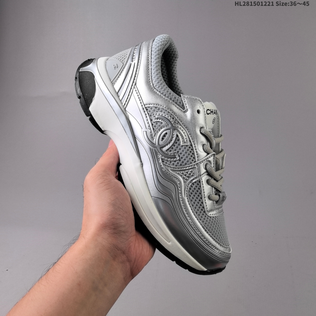 集合💰150
Chanel/香奈儿 复古风满满的质感!法国奢侈品品牌·香奈儿Chanel Cruise Logo Casual Low 克鲁斯系列低帮轻便复古老爹风百搭休闲运动慢跑鞋“银白黑 G39792 Y56368
编码:HL281501221 Size:36~45