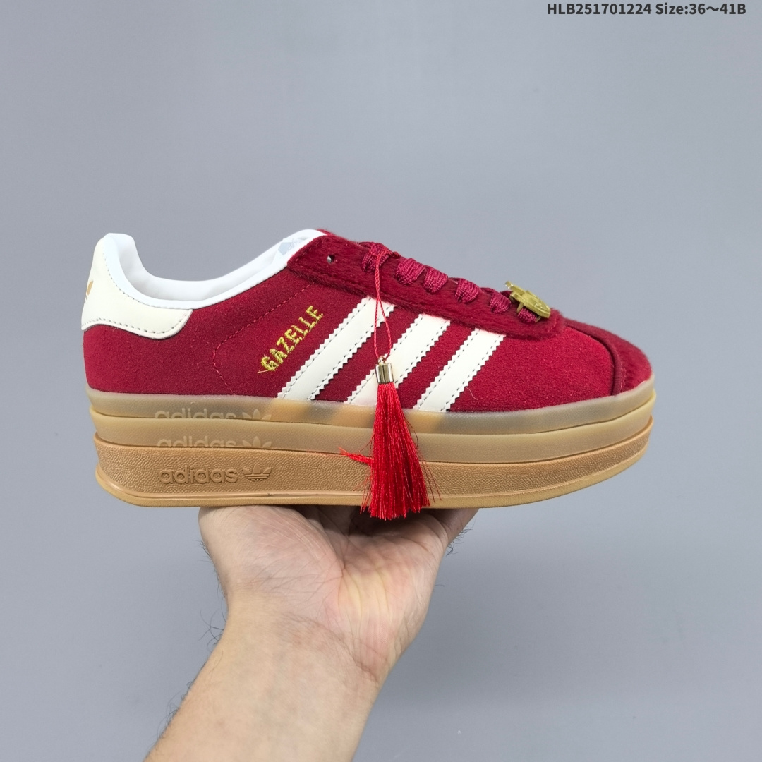💰170
adidas originals GAZELLE CNY新年款 马年限定 经典运动 德训鞋 女款 红色羚羊松糕系列复古百搭厚底增高低帮休闲运动板鞋
最好穿最百搭的长腿神器。 不仅价格不错～鞋子也不错啊！Originals的Gazelle Bold鞋款打造出「超厚底版本」！延续流线鞋型、经典麂皮材质、白色三条线和侧面烫金标志的复古外型，奶油白鞋底高度直接乘3，出门搭上它，保证一路步步高升。
货号：KJ4293
尺码: 35.5 36 36.5 37 38 38.5 39 40 41 HLB251701224 Size:36～41B