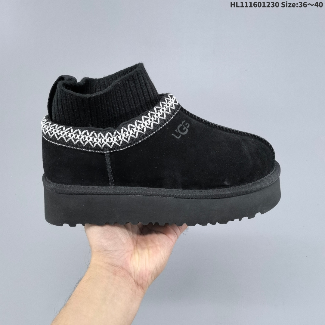 【公司级】UGG雪地靴 中帮筒靴 时尚舒适女鞋厚底增高长筒靴 俏皮可爱的百变造型, 美国轻奢品牌🐑UGG 平底系列冬季 雪地休闲保暖毛毛雪地靴.官方同步包装 检验标 材料采用原厂防污防水皮料 防滑耐磨轻翼大底 保暖性能十足 严寒季节.羊皮毛一体 1.1隆丰原材料 Treadlite by UGG.轻翼大底,将给你带来新奇别致的温暖和舒适体验. 编码:HL111601230