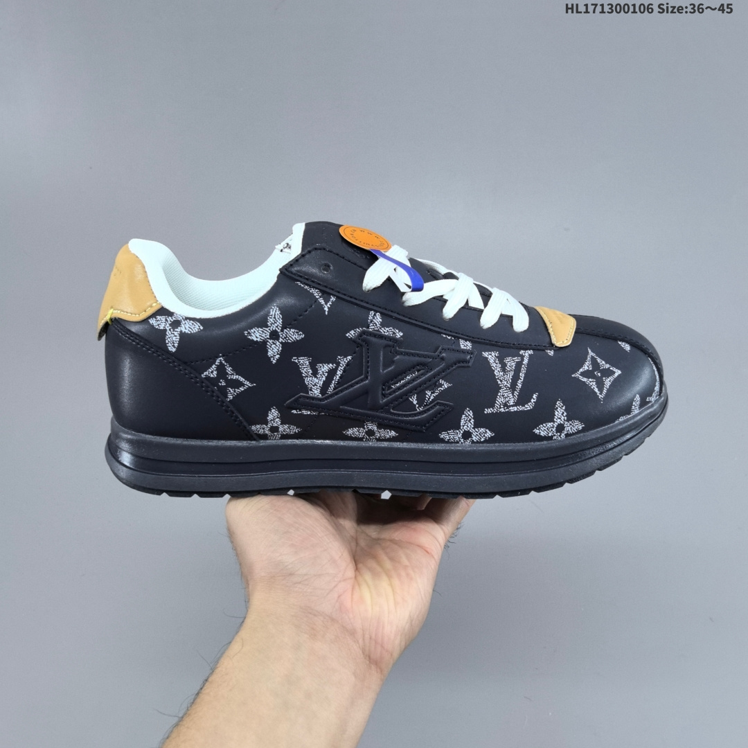 路易威登LOUIS VUITTON X NIGO 联名款运动鞋 BUTTERSOFT FW25 圆头系带 低帮 生活休闲鞋 阿甘鞋 路易威登 LOUIS VUITTON LV Buttersoft Nigo 联名运动跑步鞋,素面皮革压纹图案,圆头系带和衬垫鞋面,柔软的穿着体验.Pharrell Williams 肖像和龙虾图案压纹呼应,手缝鞋面 EVA 外底饰有元素,LV 字母皮具元素.#LV休闲鞋 #LV新款休闲运动鞋 #lv潮鞋 #新款lv #Lv路易威登 编码:HL171300106