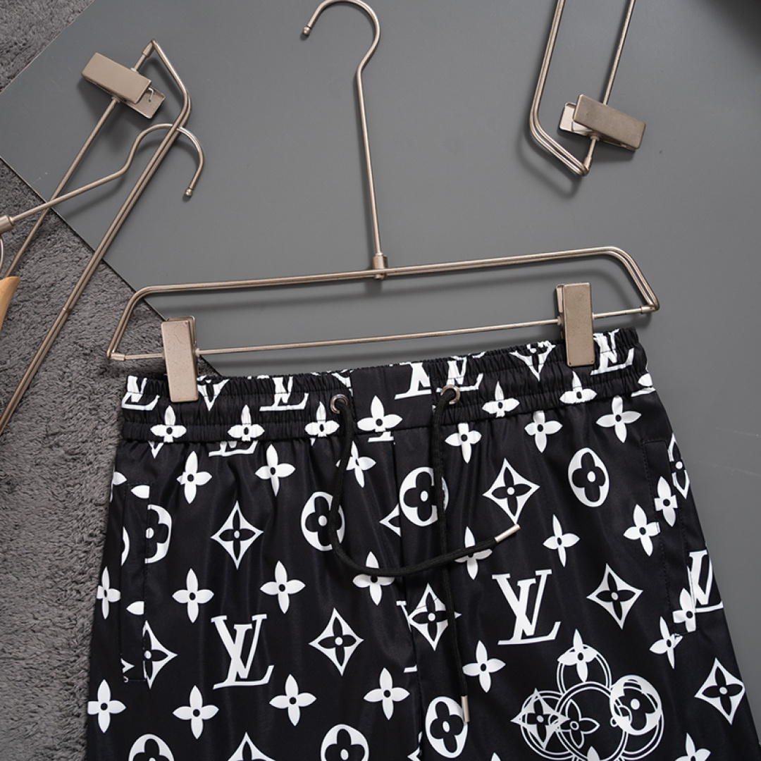 Louis Vuitton LV路易威登 最新款 短裤沙滩裤 沙滩旅游 高订制 五金 上身效果超正 腿部线条完全得到彰显