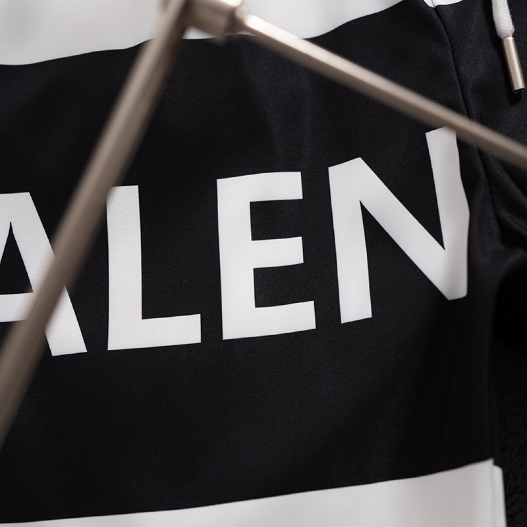 Balenciaga 巴黎世家最新款 短裤沙滩裤 沙滩旅游 高订制 五金 上身效果超正 腿部线条完全得到彰显
