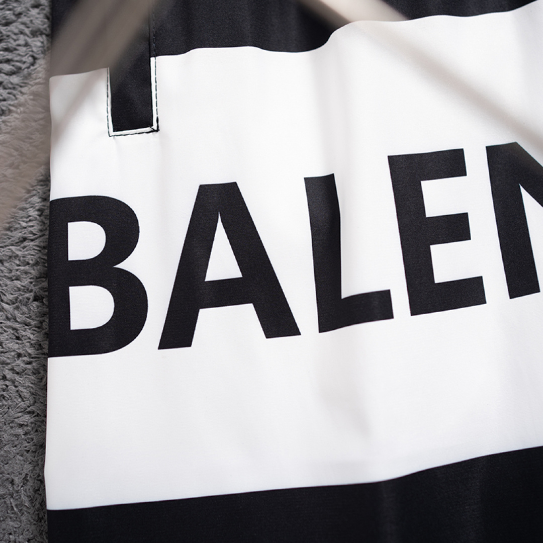 Balenciaga 巴黎世家最新款 短裤沙滩裤 沙滩旅游 高订制 五金 上身效果超正 腿部线条完全得到彰显
