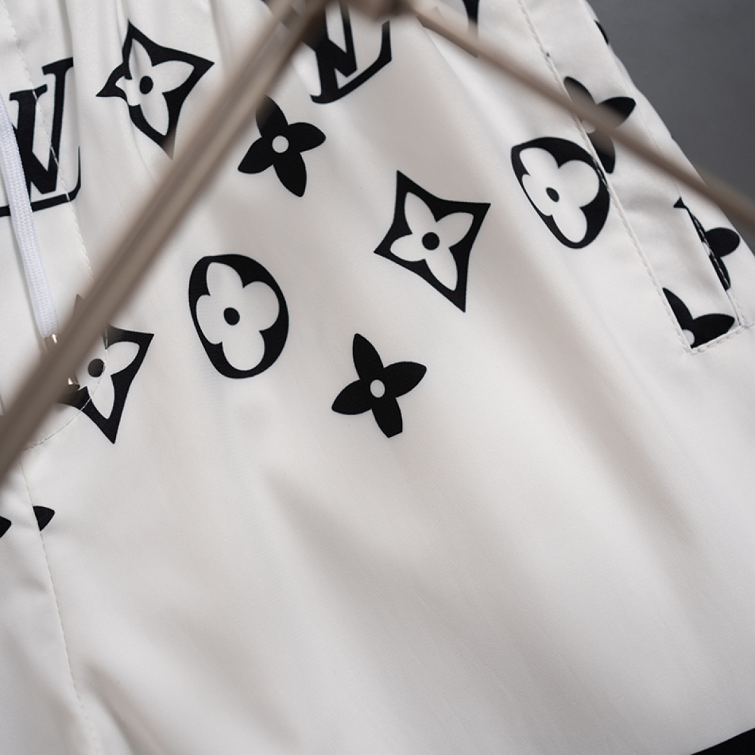 Louis Vuitton 路易Lv最新款 短裤沙滩裤 沙滩旅游 高订制 五金 上身效果超正 腿部线条完全得到彰显