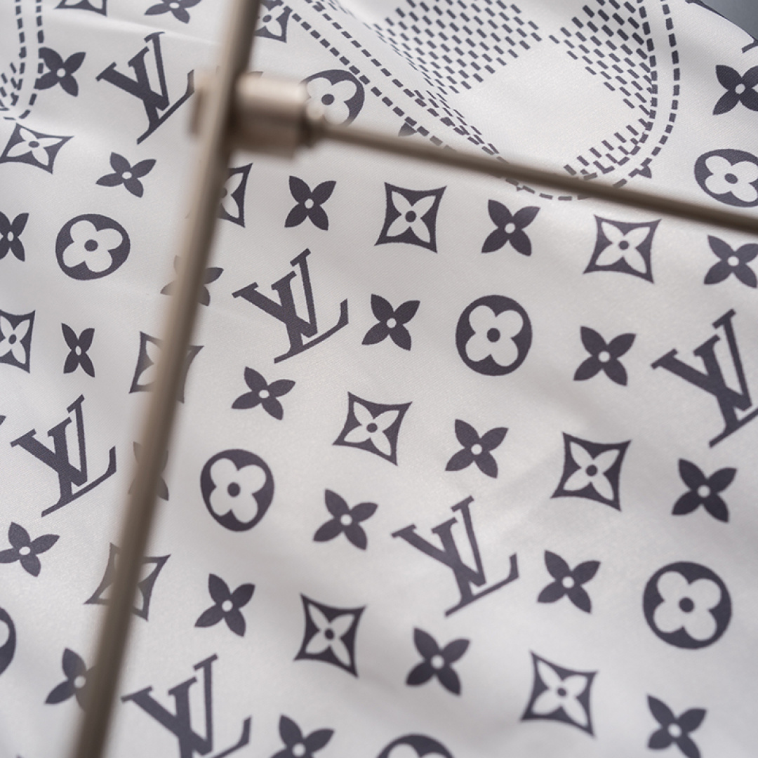 Louis Vuitton 路易Lv最新款 短裤沙滩裤 沙滩旅游 高订制 五金 上身效果超正 腿部线条完全得到彰显