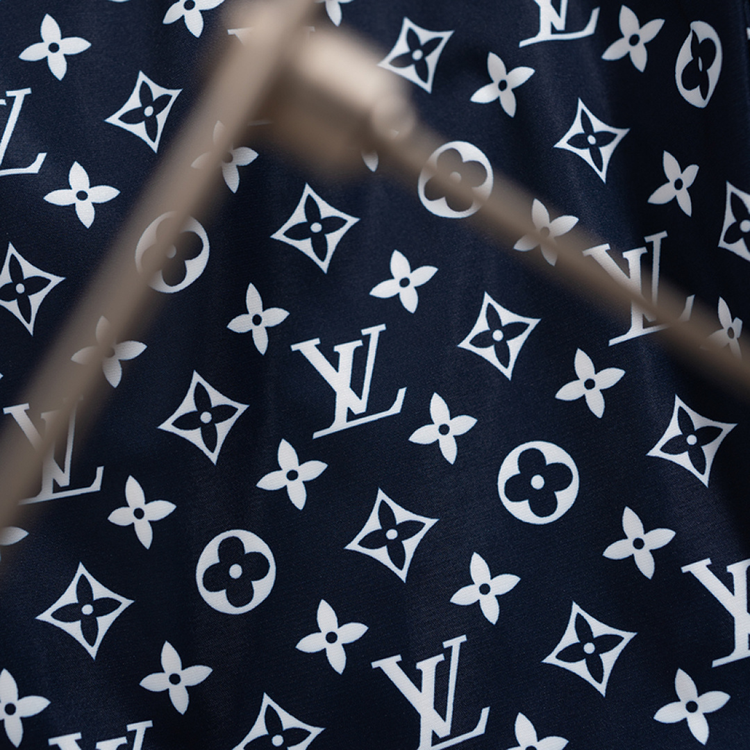 Louis Vuitton 路易Lv最新款 短裤沙滩裤 沙滩旅游 高订制 五金 上身效果超正 腿部线条完全得到彰显