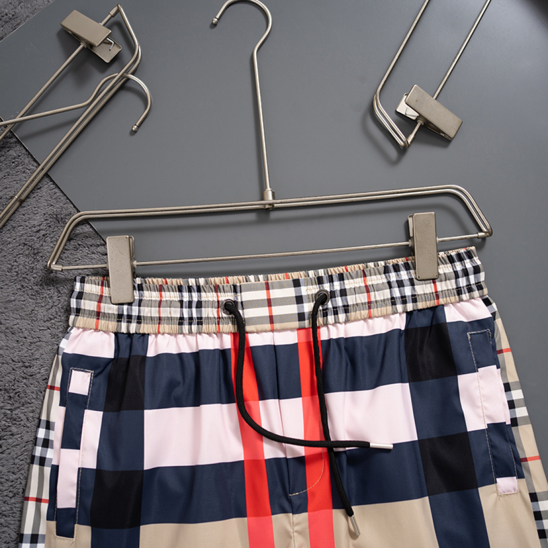 Burberry 巴宝莉 最新款 短裤沙滩裤 沙滩旅游 高订制 五金 上身效果超正 腿部线条完全得到彰显