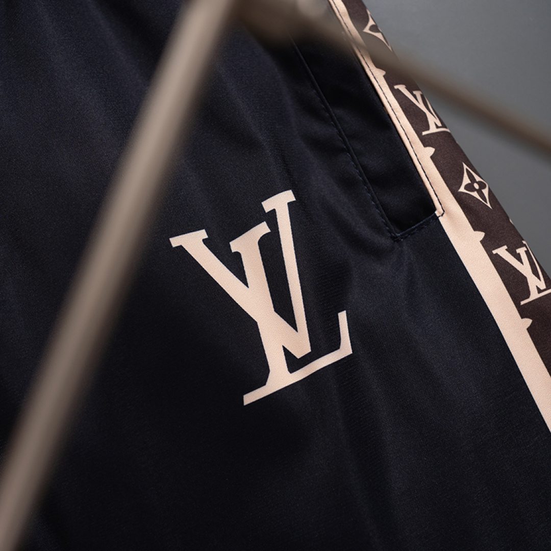Louis Vuitton Lv路易最新款 短裤沙滩裤 沙滩旅游 高订制 五金 上身效果超正 腿部线条完全得到彰显