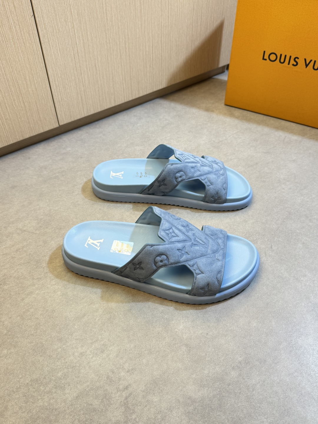NO:353585,【Louis Vuitton】Louis Vuitton - High-end quality Original single casual sandals - Imported upper high mercerized reverse velvet calfskin air compressor brand totem - Inner water dyed cowhide - Outsole ultra-light TPU foaming water table. Environ-friendly leather material·rubber; Combined molding outsole - Ultra-high quality control·fine workmanship highlighted (high-end, noble, grade) -Size 39-44 (38.45, 46, custom made)·0199,,louis vuitton,louis vuitton,slippers,cowhide19860909【Louis Vuitton】路易威登 -高端品质 原单·休闲凉拖鞋 -鞋面进口高丝光反绒小牛皮空压品牌图腾 -内里水染牛皮 -大底超轻TPU发泡水台.包环保皮料·橡胶；组合成型大底 -超高品控·做工精细凸显(高端·贵气·档次) -Size 39-44（38.45, 46,可订做)·0199,,louis vuitton,louis vuitton,slippers,cowhide,Men's shoes