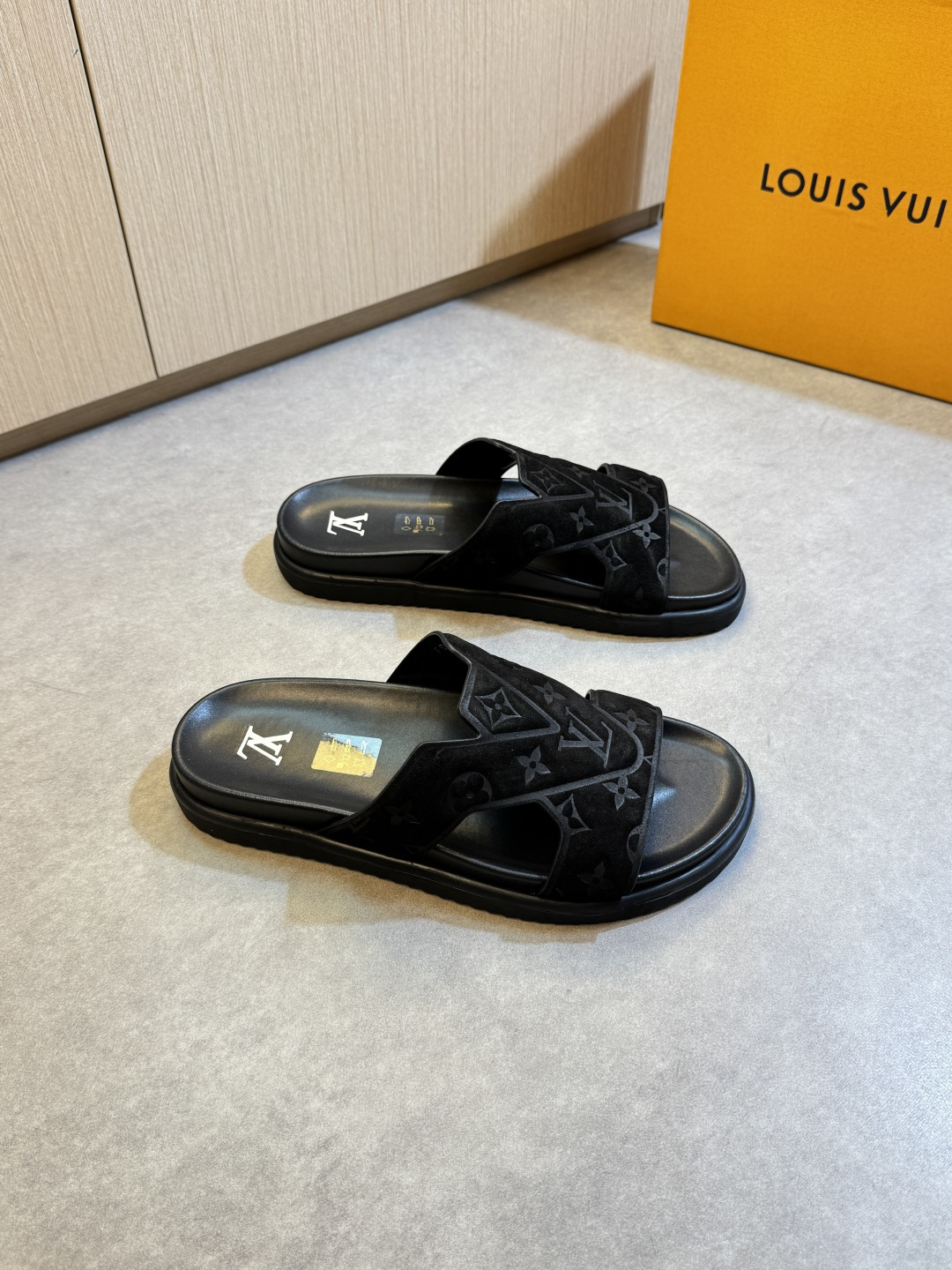 NO:353595,【Louis Vuitton】Louis Vuitton - High-end quality Original single casual sandals - Imported upper high mercerized reverse velvet calfskin air compressor brand totem - Inner water dyed cowhide - Outsole ultra-light TPU foaming water table. Environ-friendly leather material·rubber; Combined molding outsole - Ultra-high quality control·fine workmanship highlights (high-end, noble, grade) -Size 39-44 (38.45, 46, custom made)·0199,,louis vuitton,louis vuitton,slippers,cowhide19860909【Louis Vuitton】路易威登 -高端品质 原单·休闲凉拖鞋 -鞋面进口高丝光反绒小牛皮空压品牌图腾 -内里水染牛皮 -大底超轻TPU发泡水台.包环保皮料·橡胶；组合成型大底 -超高品控·做工精细凸显(高端·贵气·档次) -Size 39-44（38.45, 46,可订做)·0199,,louis vuitton,louis vuitton,slippers,cowhide,Men's shoes