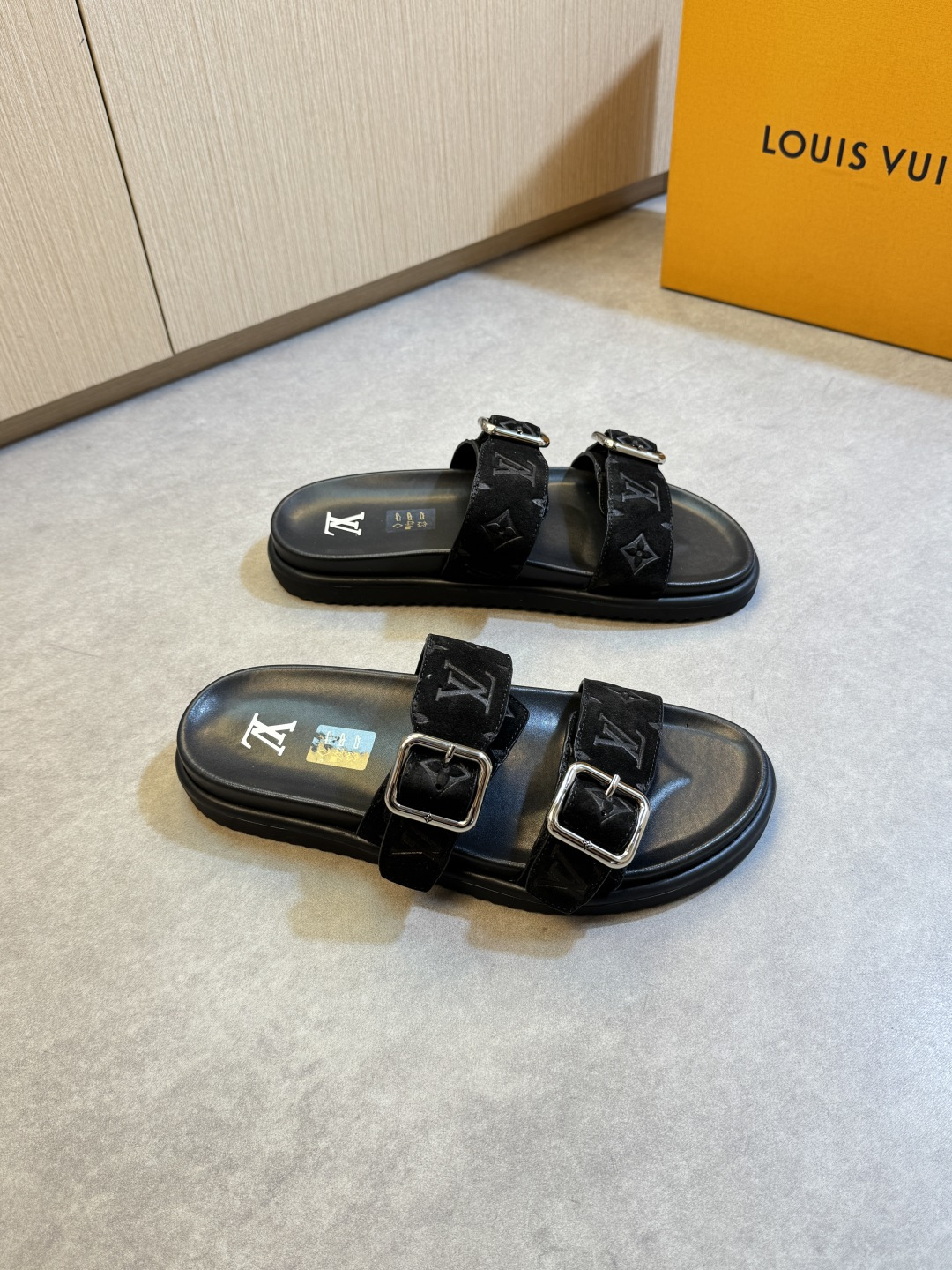 NO:353655,【Louis Vuitton】Louis Vuitton - High-end quality Original single casual sandals - Imported upper high mercerized reverse velvet calfskin air compressor brand totem, brand metal fastener - Inner water dyed cowhide - Outsole ultra-light TPU foaming water table. Environ-friendly leather material·rubber; Combined molding outsole - Ultra-high quality control·fine workmanship highlight (high-end, noble, grade) -Size 39-44 (38.45, 46, custom made)·0199,,louis vuitton,louis vuitton,slippers,cowhide19860909【Louis Vuitton】路易威登 -高端品质 原单·休闲凉拖鞋 -鞋面进口高丝光反绒小牛皮空压品牌图腾、品牌金属扣件 -内里水染牛皮 -大底超轻TPU发泡水台.包环保皮料·橡胶；组合成型大底 -超高品控·做工精细凸显(高端·贵气·档次) -Size 39-44（38.45, 46,可订做)·0199,,louis vuitton,louis vuitton,slippers,cowhide,Men's shoes