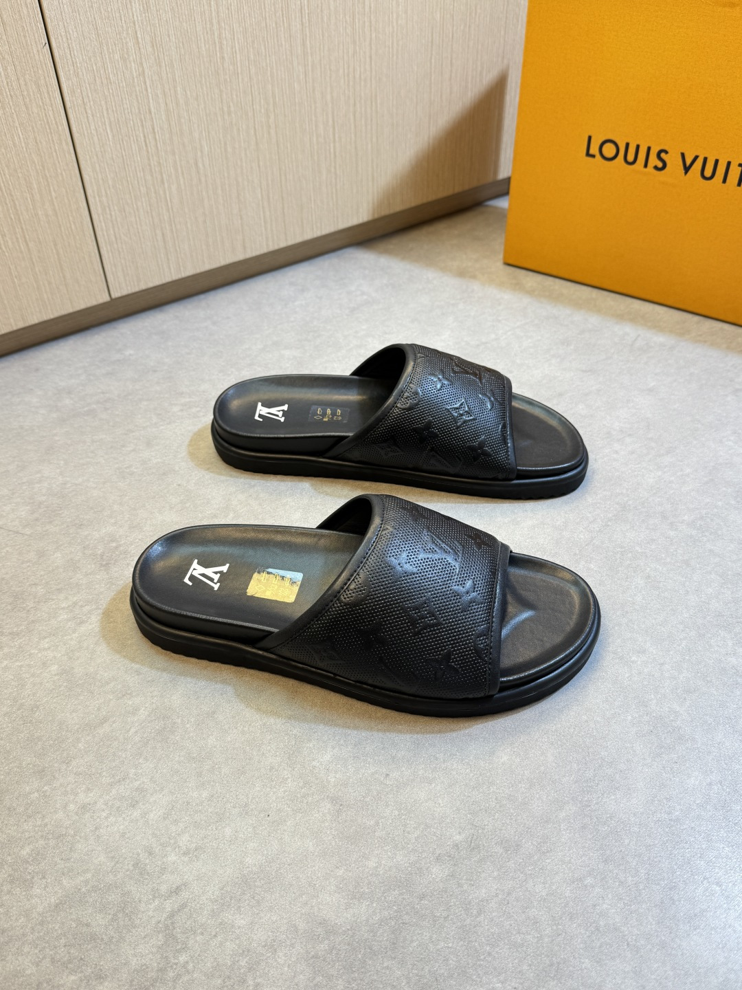 NO:353664,【Louis Vuitton】Louis Vuitton - High-end quality Original single casual sandals - Upper imported Napa calfskin air compressor brand totem. Car edge wrapping process - Inner canvas inner lining - Outsole ultra-light TPU foaming water table. Environ-friendly leather and rubber; Combined molding outsole - Ultra-high quality control, fine workmanship highlighted (high-end, noble, grade) -Size 39-44 (38.45, 46, custom made)·0199,,louis vuitton,louis vuitton,slippers,cowhide19860909【Louis Vuitton】路易威登 -高端品质 原单·休闲凉拖鞋 -鞋面进口纳帕小牛皮空压品牌图腾.车包边工艺 -内里帆布内里 -大底超轻TPU发泡水台.包环保皮料·橡胶；组合成型大底 -超高品控·做工精细凸显(高端·贵气·档次) -Size 39-44（38.45, 46,可订做)·0199,,louis vuitton,louis vuitton,slippers,cowhide,Men's shoes