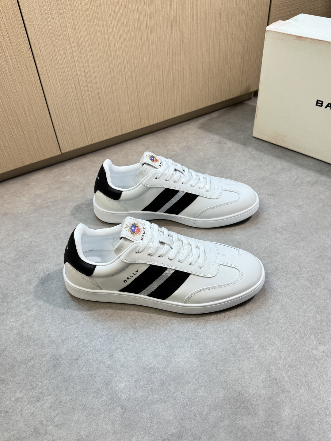 NO:354623,【BALLY】Barley - High-end quality Original single casual sports shoes - Upper Napa calfskin, shoe body brand webbing, tongue, shoe body body, heel. Silk-print brand LOGO - Inner crystal sheepskin, foot pad; water dye cowhide - Ultra-light TPR·Rubber; molded sole - Ultra-high quality control·fine workmanship highlighted (high-end, noble, grade) -Size 39-44 (38,45, custom made)·BL0193,,bally,sneakers,cowhide,sheepskin19860909【BALLY】巴利 -高端品质 原单·休闲运动鞋 -鞋面纳帕小牛皮、鞋身品牌织带、鞋舌.鞋身.后跟.丝印品牌LOGO -内里水晶羊皮,垫脚；水染牛皮 -大底超轻 TPR·橡胶；成型大底 -超高品控·做工精细凸显(高端·贵气·档次) -Size 39-44（38,45,可订做)·BL0193,,bally,sneakers,cowhide,sheepskin,Men's shoes