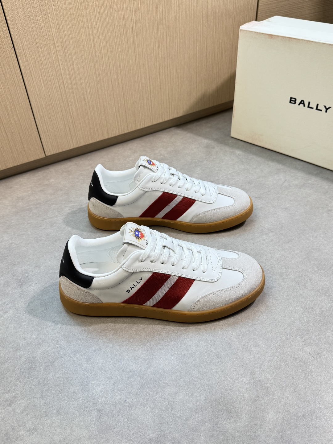 NO:354638,【BALLY】Barley - High-end quality Original single casual sports shoes - Upper Napa calfskin, shoe body brand webbing, tongue, shoe body body, heel. Silk-print brand LOGO - Inner crystal sheepskin, foot pad; water dye cowhide - Ultra-light TPR·Rubber; molded sole - Ultra-high quality control·fine workmanship highlighted (high-end, noble, grade) -Size 39-44 (38,45, custom made)·BL0193,,bally,sneakers,cowhide,sheepskin19860909【BALLY】巴利 -高端品质 原单·休闲运动鞋 -鞋面纳帕小牛皮、鞋身品牌织带、鞋舌.鞋身.后跟.丝印品牌LOGO -内里水晶羊皮,垫脚；水染牛皮 -大底超轻 TPR·橡胶；成型大底 -超高品控·做工精细凸显(高端·贵气·档次) -Size 39-44（38,45,可订做)·BL0193,,bally,sneakers,cowhide,sheepskin,Men's shoes