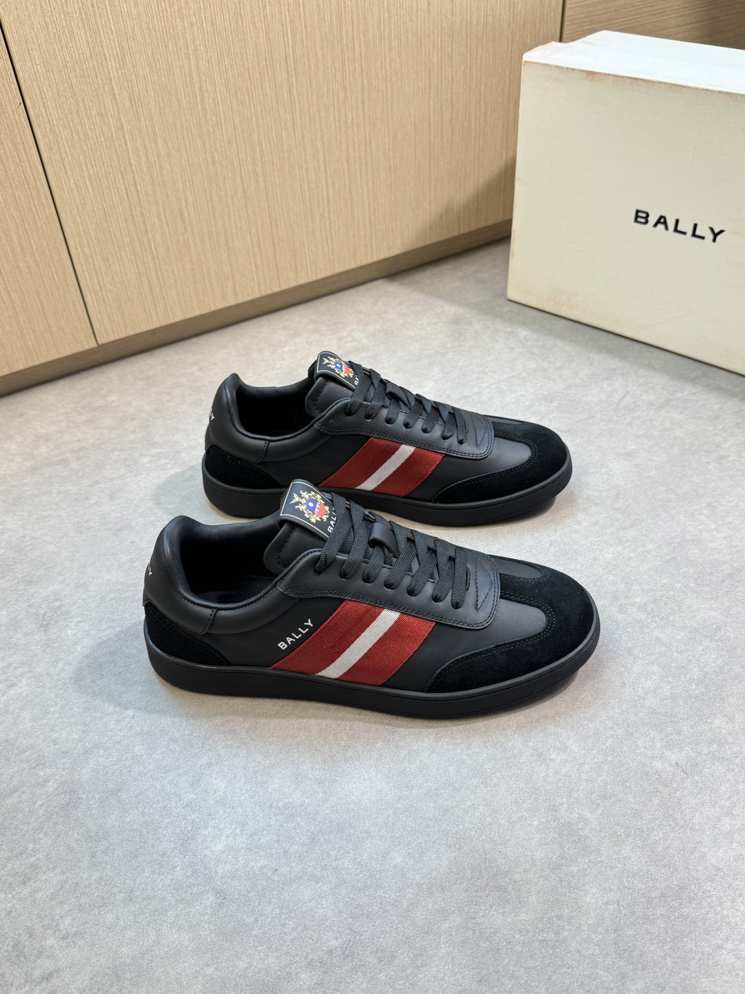 NO:354657,【BALLY】Barley - High-end quality Original single casual sports shoes - Upper Napa calfskin, reverse velvet calfskin shoe body brand webbing, tongue, shoe body, heel. Silk-print brand LOGO - Inner crystal sheepskin, foot pad; water dye cowhide - Ultra-light TPR·Rubber; molded sole - Ultra-high quality control·fine workmanship highlighting (high-end, noble, grade) -Size 39-44 (38,45, custom made)·BL0193,,bally,sneakers,cowhide,sheepskin19860909【BALLY】巴利 -高端品质 原单·休闲运动鞋 -鞋面纳帕小牛皮、反绒小牛皮鞋身品牌织带、鞋舌.鞋身.后跟.丝印品牌LOGO -内里水晶羊皮,垫脚；水染牛皮 -大底超轻 TPR·橡胶；成型大底 -超高品控·做工精细凸显(高端·贵气·档次) -Size 39-44（38,45,可订做)·BL0193,,bally,sneakers,cowhide,sheepskin,Men's shoes