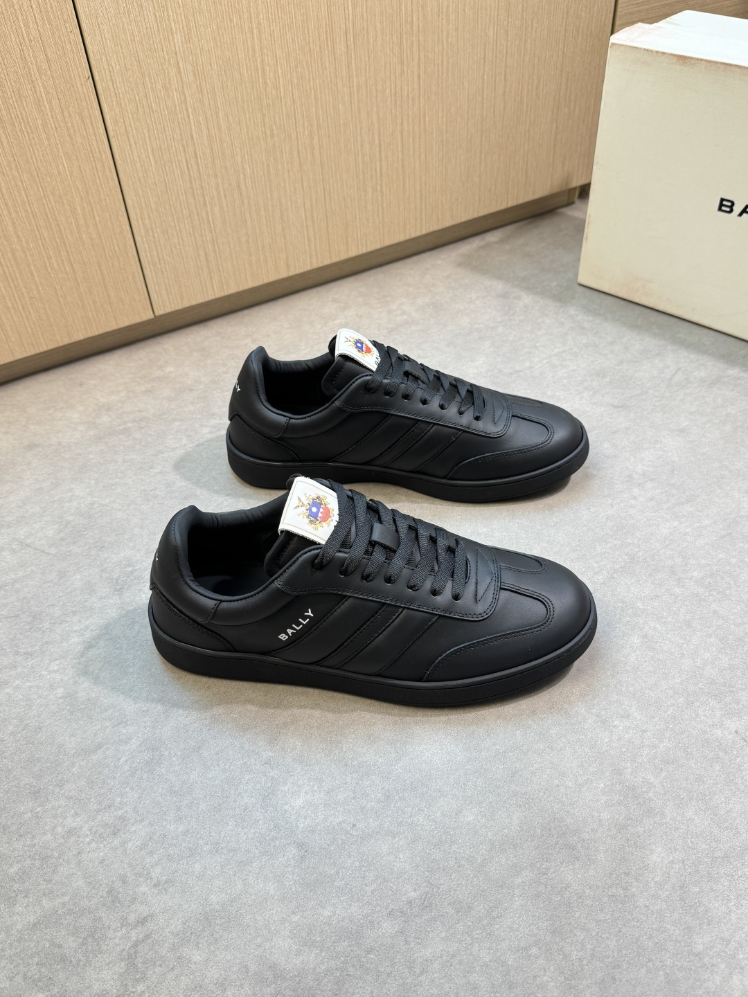NO:354709,【BALLY】Barley - High-end quality Original single casual sports shoes - Upper Napa calfskin, tongue, shoe body, heel. Silk-print brand LOGO - Inner crystal sheepskin, foot pad; water dyed cowhide - Ultra-light TPR·Rubber; Formed sole - Ultra-high quality control·fine workmanship highlighted (high-end, noble, grade) -Size 39-44 (38,45, custom made)·BL0193,,bally,sneakers,cowhide,sheepskin19860909【BALLY】巴利 -高端品质 原单·休闲运动鞋 -鞋面纳帕小牛皮、鞋舌.鞋身.后跟.丝印品牌LOGO -内里水晶羊皮,垫脚；水染牛皮 -大底超轻 TPR·橡胶；成型大底 -超高品控·做工精细凸显(高端·贵气·档次) -Size 39-44（38,45,可订做)·BL0193,,bally,sneakers,cowhide,sheepskin,Men's shoes