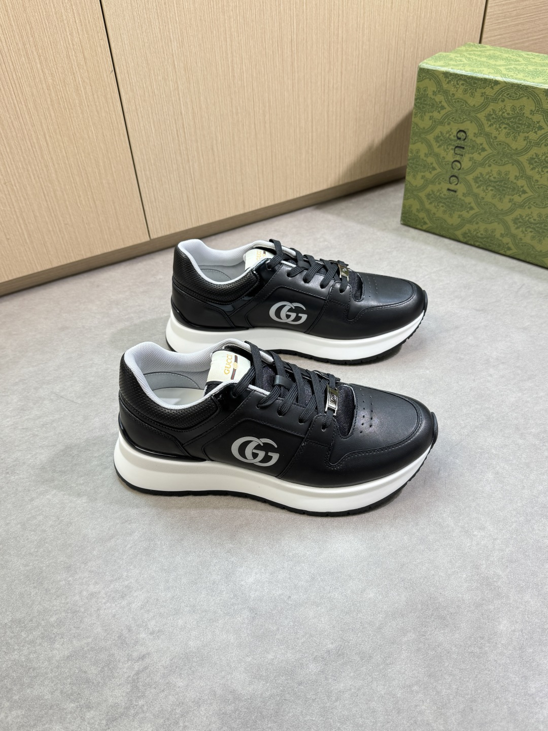 NO:354579,[Gucci] Gucci - High-end quality Original single · Casual sports shoes - Upper Napa calfskin. Punched calfskin on the mouth, shoe height Zhoubo brand totem, shoe tongue sewing brand webbing logo cloth - Inner brand canvas, foot pads; water dyed cowhide - Ultra-light TPU·Rubber two-color molded outsole - Ultra-high quality control·fine workmanship highlighting (high-end·noble·grade) -Size 38-44 (45, custom made)·G61850,,gucci,gucci,sneakers,cowhide19860909【Gucci】古驰  -高端品质 原单·休闲运动鞋 -鞋面纳帕小牛皮.鞋口打孔小牛皮、鞋身高周波品牌图腾、鞋舌车缝品牌织带logo布标 -内里品牌帆布,垫脚；水染牛皮 -大底超轻TPU·橡胶双色成型大底 -超高品控·做工精细凸显(高端·贵气·档次) -Size 38-44（45,可订做)·G61850,,gucci,gucci,sneakers,cowhide,Men's shoes