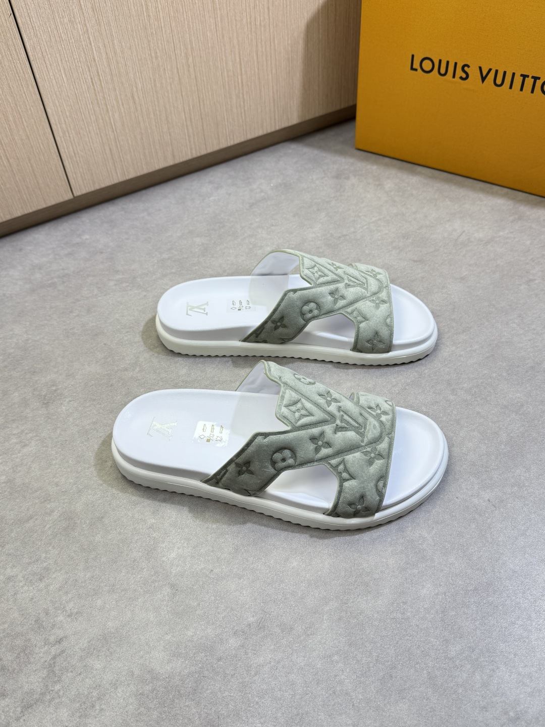 NO:354605,【Louis Vuitton】Louis Vuitton - High-end quality Original single casual sandals - Imported back-velvet calfskin on the upper. Air compressor brand totem, forged air compressor brand modular design - Inner water dyed cowhide - Outsole ultra-light TPU foaming water table bag environmentally friendly leather·rubber; Combined molding outsole - Ultra-high quality control·fine workmanship highlighting (high-end, noble, grade) -Size 39-44 (38.45, 46,47, custom made)·0199,,louis vuitton,louis vuitton,slippers,cowhide19860909【Louis Vuitton】路易威登 -高端品质 原单·休闲凉拖鞋 -鞋面进口反绒小牛皮.空压品牌图腾、锻造空压品牌模块化设计 -内里水染牛皮 -大底超轻TPU发泡水台包环保皮·橡胶；组合成型大底 -超高品控·做工精细凸显(高端·贵气·档次) -Size 39-44（38.45, 46,47,可订做)·0199,,louis vuitton,louis vuitton,slippers,cowhide,Men's shoes