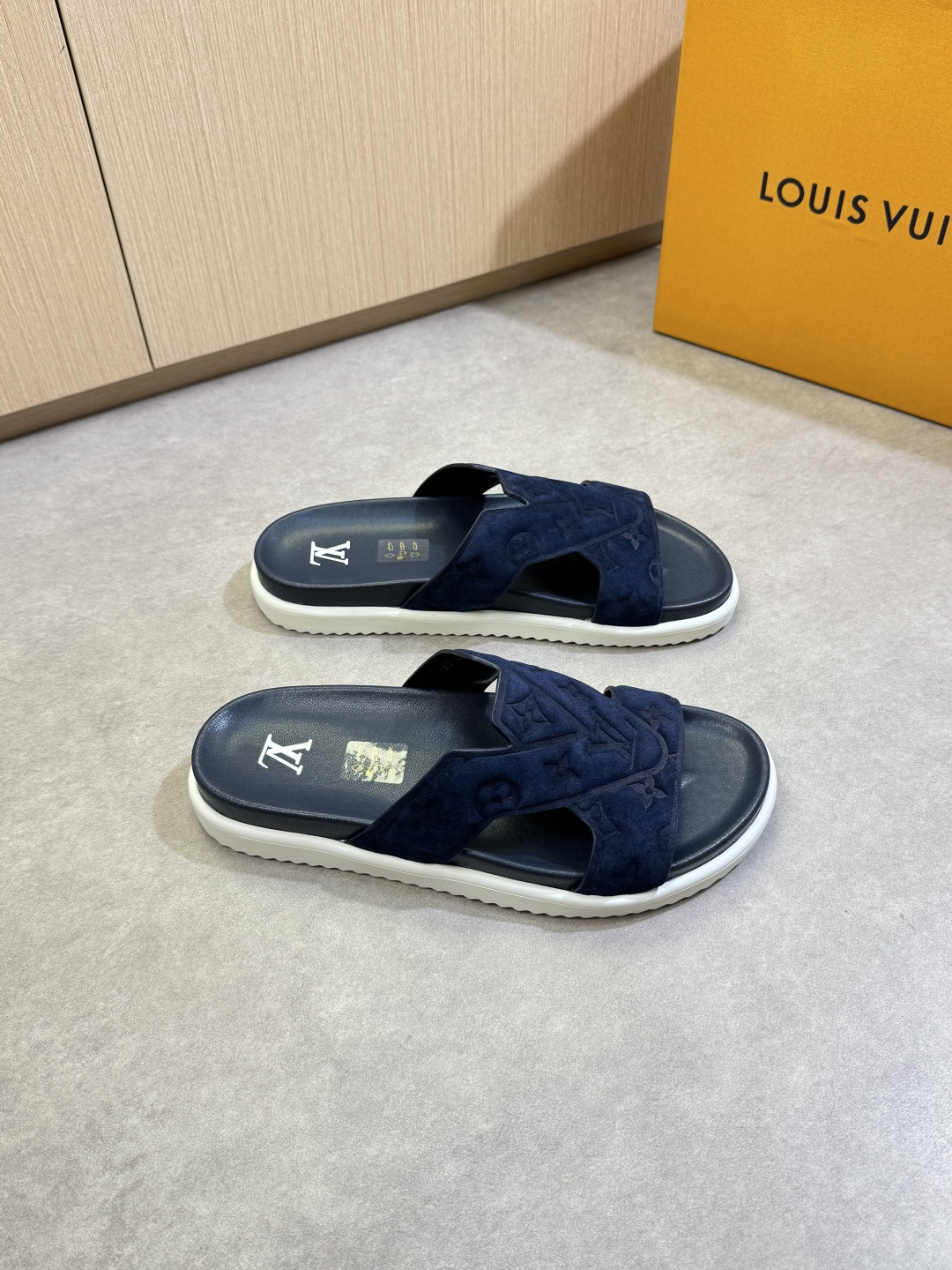 NO:354622,【Louis Vuitton】Louis Vuitton - High-end quality Original single casual sandals - Imported back-velvet calfskin on the upper. Air compressor brand totem, forged air compressor brand modular design - Inner water dyed cowhide - Outsole ultra-light TPU foaming water table bag environmentally friendly leather·rubber; Combined molding outsole - Ultra-high quality control·fine workmanship highlighting (high-end, noble, grade) -Size 39-44 (38.45, 46,47, custom made)·0199,,louis vuitton,louis vuitton,slippers,cowhide19860909【Louis Vuitton】路易威登 -高端品质 原单·休闲凉拖鞋 -鞋面进口反绒小牛皮.空压品牌图腾、锻造空压品牌模块化设计 -内里水染牛皮 -大底超轻TPU发泡水台包环保皮·橡胶；组合成型大底 -超高品控·做工精细凸显(高端·贵气·档次) -Size 39-44（38.45, 46,47,可订做)·0199,,louis vuitton,louis vuitton,slippers,cowhide,Men's shoes