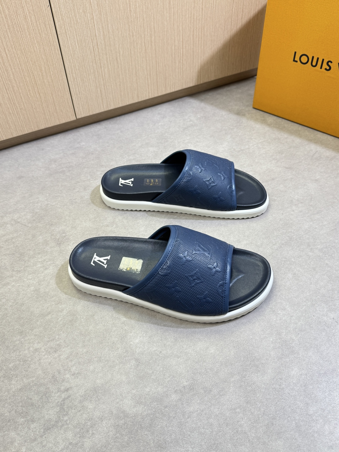 NO:354640,【Louis Vuitton】Louis Vuitton - High-end quality Original single casual sandals - Imported Napa calfskin on the upper. Air compressor brand totem, forged air compressor brand modular design - Inner water dyed cowhide - Outsole ultra-light TPU foaming water table bag environmentally friendly leather·rubber; Combined molding outsole - Ultra-high quality control·fine workmanship highlighted (high-end, noble, grade) -Size 39-44 (38.45, 46,47, custom made)·0199,,louis vuitton,louis vuitton,slippers,cowhide19860909【Louis Vuitton】路易威登 -高端品质 原单·休闲凉拖鞋 -鞋面进口纳帕小牛皮.空压品牌图腾、锻造空压品牌模块化设计 -内里水染牛皮 -大底超轻TPU发泡水台包环保皮·橡胶；组合成型大底 -超高品控·做工精细凸显(高端·贵气·档次) -Size 39-44（38.45, 46,47,可订做)·0199,,louis vuitton,louis vuitton,slippers,cowhide,Men's shoes