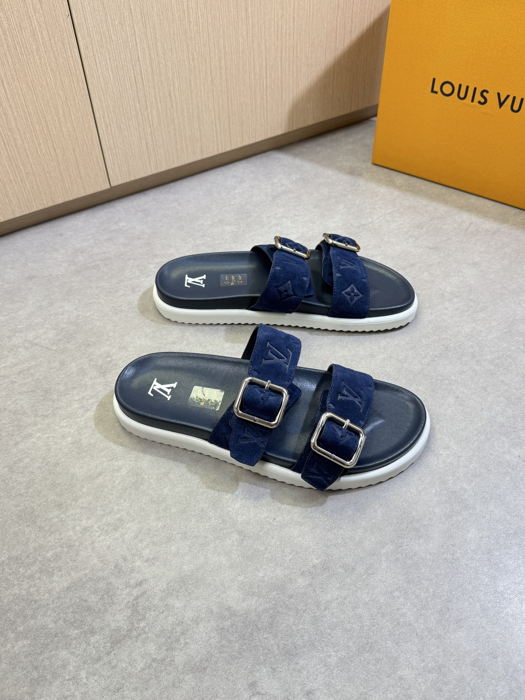 NO:354658,【Louis Vuitton】Louis Vuitton - High-end quality Original single casual sandals - Imported reverse velvet calfskin on the upper. Air compressor brand totem, brand metal fastener - Inner water dyed cowhide - Outsole ultralight TPU foaming water table bag environmentally friendly leather rubber; Combined molding outsole - Ultra-high quality control, fine workmanship highlighted (high-end, noble, grade) -Size 39-44 (38.45, 46,47, custom made)·0199,,louis vuitton,louis vuitton,slippers,cowhide19860909【Louis Vuitton】路易威登 -高端品质 原单·休闲凉拖鞋 -鞋面进口反绒小牛皮.空压品牌图腾、品牌金属扣件 -内里水染牛皮 -大底超轻TPU发泡水台包环保皮·橡胶；组合成型大底 -超高品控·做工精细凸显(高端·贵气·档次) -Size 39-44（38.45, 46,47,可订做)·0199,,louis vuitton,louis vuitton,slippers,cowhide,Men's shoes