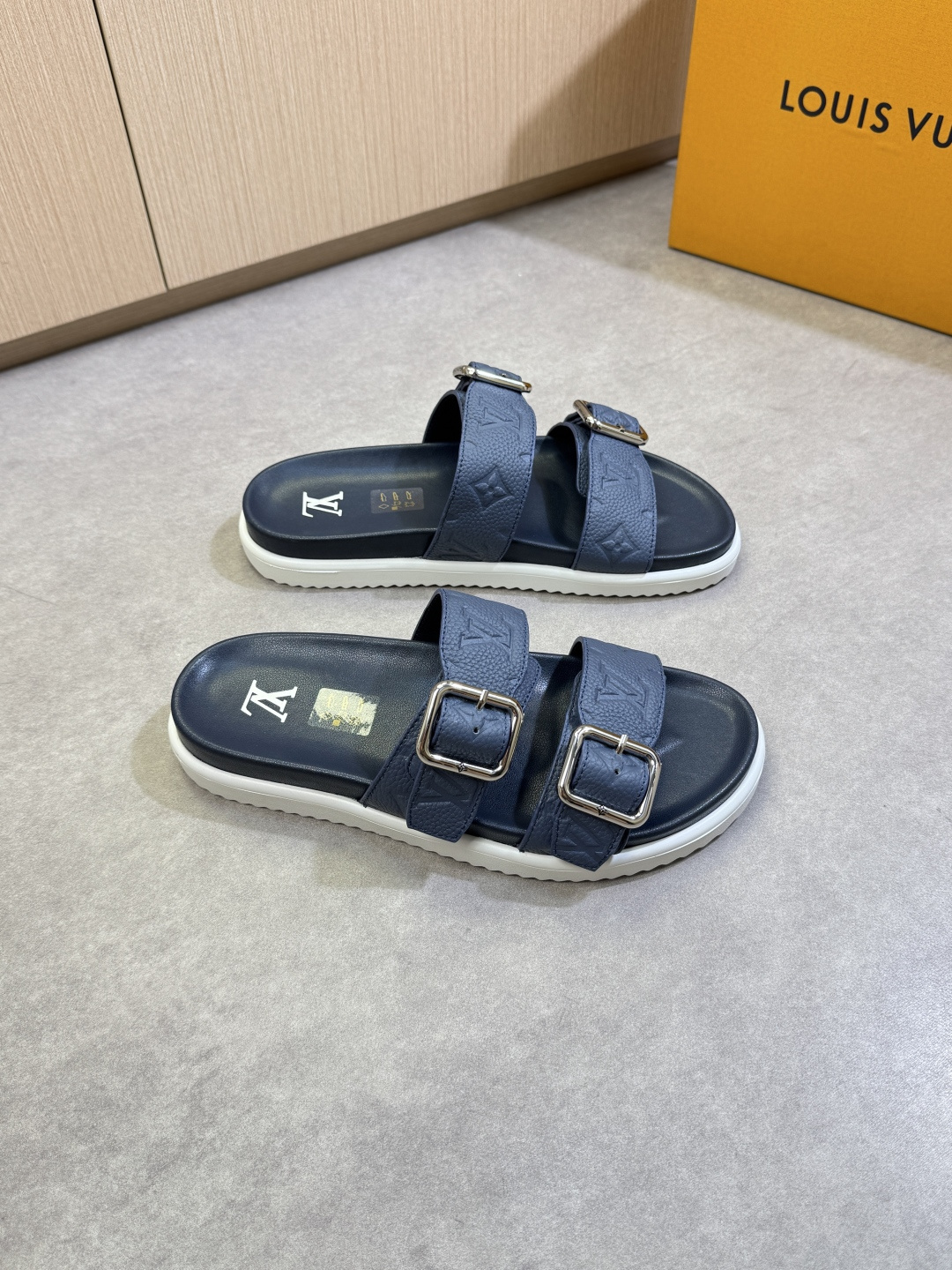 NO:354677,【Louis Vuitton】Louis Vuitton - High-end quality Original single casual sandals - Imported lying calfskin on the upper. Air compressor brand totem, brand metal fastener - Inner water dyed cowhide - Outsole ultra-light TPU foaming water table bag environmentally friendly leather·rubber; Combined molding outsole - Ultra-high quality control·fine workmanship highlighted (high-end, noble, grade) -Size 39-44 (38.45, 46,47, custom made)·0199,,louis vuitton,louis vuitton,slippers,cowhide19860909【Louis Vuitton】路易威登 -高端品质 原单·休闲凉拖鞋 -鞋面进口荔纹小牛皮.空压品牌图腾、品牌金属扣件 -内里水染牛皮 -大底超轻TPU发泡水台包环保皮·橡胶；组合成型大底 -超高品控·做工精细凸显(高端·贵气·档次) -Size 39-44（38.45, 46,47,可订做)·0199,,louis vuitton,louis vuitton,slippers,cowhide,Men's shoes