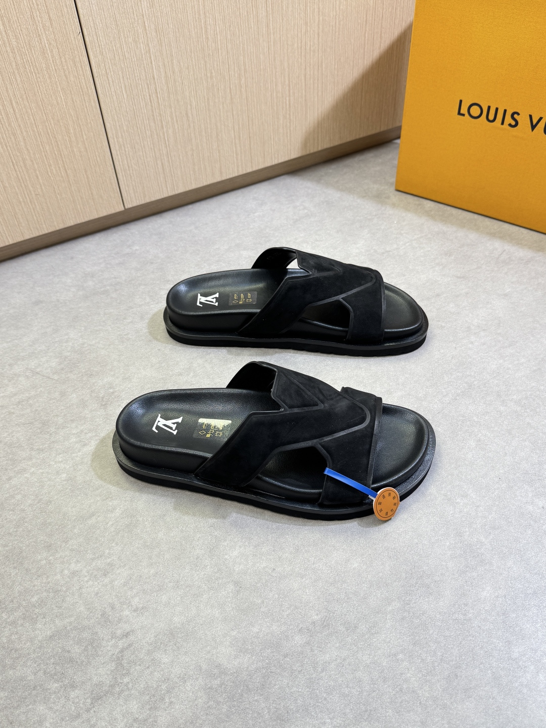 NO:354695,【Louis Vuitton】Louis Vuitton - High-end quality Original single casual sandals - Imported matte calfskin, forged air compressor brand module design - Inner water dyed cowhide - Outsole ultralight TPU foaming water table bag environmentally friendly leather·wear-resistant velvet; Combined molding outsole - Ultra-high quality control·fine workmanship highlighted (high-end, noble, grade) -Size 39-44 (38.45, 46,47, custom made)·0199,,louis vuitton,louis vuitton,slippers,cowhide19860909【Louis Vuitton】路易威登 -高端品质 原单·休闲凉拖鞋 -鞋面进口磨砂小牛皮、锻造空压品牌模块设计 -内里水染牛皮 -大底超轻TPU发泡水台包环保皮·耐磨绒；组合成型大底 -超高品控·做工精细凸显(高端·贵气·档次) -Size 39-44（38.45, 46,47,可订做)·0199,,louis vuitton,louis vuitton,slippers,cowhide,Men's shoes