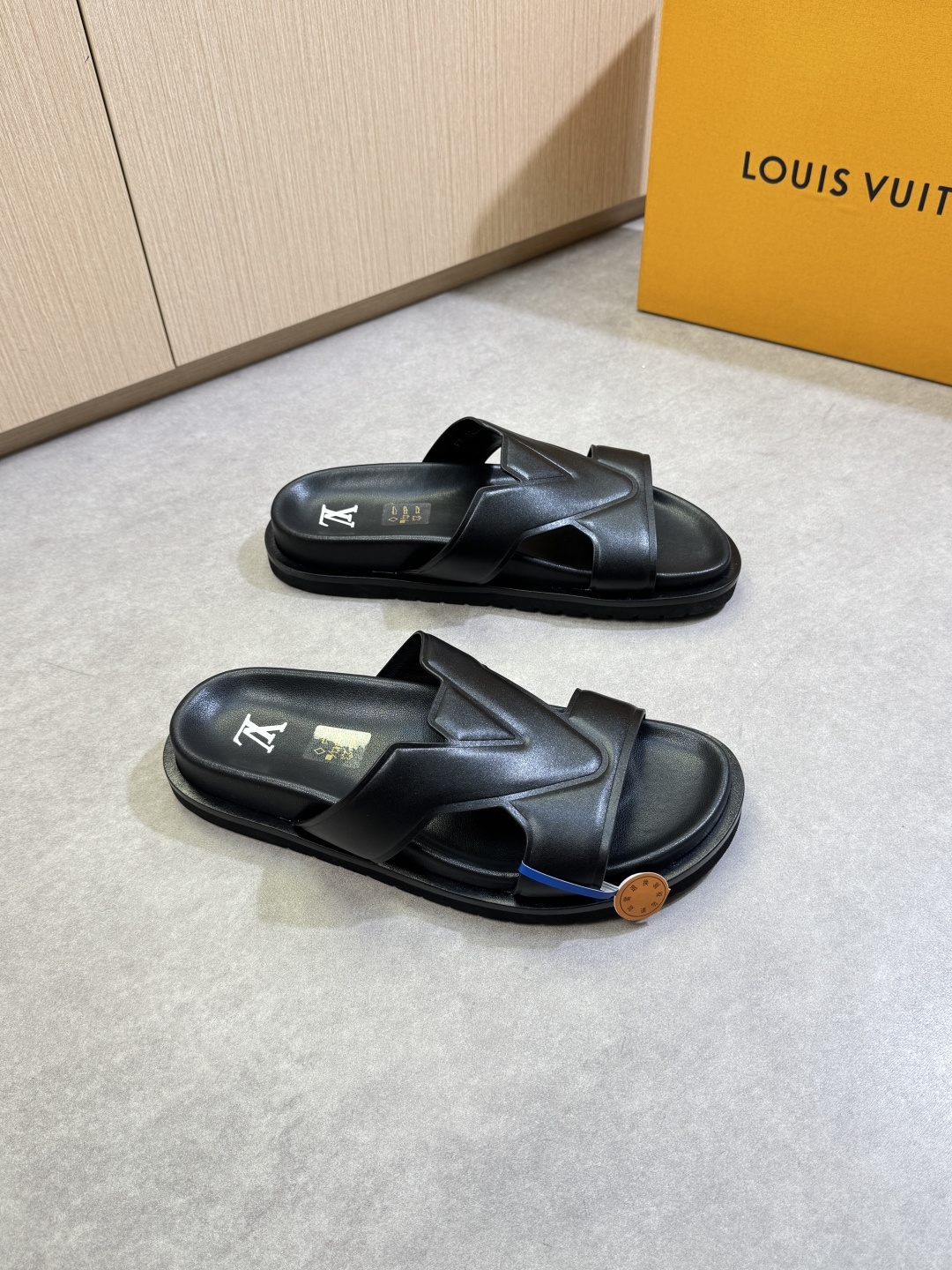 NO:354712,【Louis Vuitton】Louis Vuitton - High-end quality Original single casual sandals - Upper imported Napa calf leather, forged air compressor brand module design - Inner water dyed cowhide - Outsole ultra-light TPU foaming water table bag environmentally friendly leather·wear-resistant velvet; Combined molding outsole - Ultra-high quality control·fine workmanship highlighted (high-end, noble, grade) -Size 39-44 (38.45, 46,47, custom made)·0199,,louis vuitton,louis vuitton,slippers,cowhide19860909【Louis Vuitton】路易威登 -高端品质 原单·休闲凉拖鞋 -鞋面进口纳帕小牛皮、锻造空压品牌模块设计 -内里水染牛皮 -大底超轻TPU发泡水台包环保皮·耐磨绒；组合成型大底 -超高品控·做工精细凸显(高端·贵气·档次) -Size 39-44（38.45, 46,47,可订做)·0199,,louis vuitton,louis vuitton,slippers,cowhide,Men's shoes