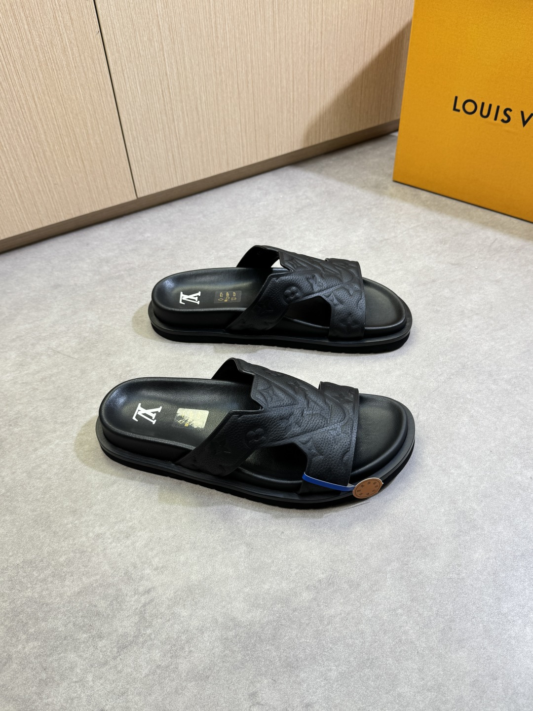 NO:354566,【Louis Vuitton】Louis Vuitton - High-end quality original single casual sandals - imported lyre pattern calfskin on the upper. Air compressor brand totem, forged air compressor brand module design - Inner water dyed cowhide - Outsole ultra-light TPU foaming water table bag environmentally friendly leather·wear-resistant velvet; Combined molding outsole - Ultra-high quality control·fine workmanship highlighting (high-end, noble, grade) -Size 39-44 (38.45, 46,47, custom made)·0199,,louis vuitton,louis vuitton,slippers,cowhide19860909【Louis Vuitton】路易威登 -高端品质 原单·休闲凉拖鞋 -鞋面进口荔纹小牛皮.空压品牌图腾、锻造空压品牌模块设计 -内里水染牛皮 -大底超轻TPU发泡水台包环保皮·耐磨绒；组合成型大底 -超高品控·做工精细凸显(高端·贵气·档次) -Size 39-44（38.45, 46,47,可订做)·0199,,louis vuitton,louis vuitton,slippers,cowhide,Men's shoes