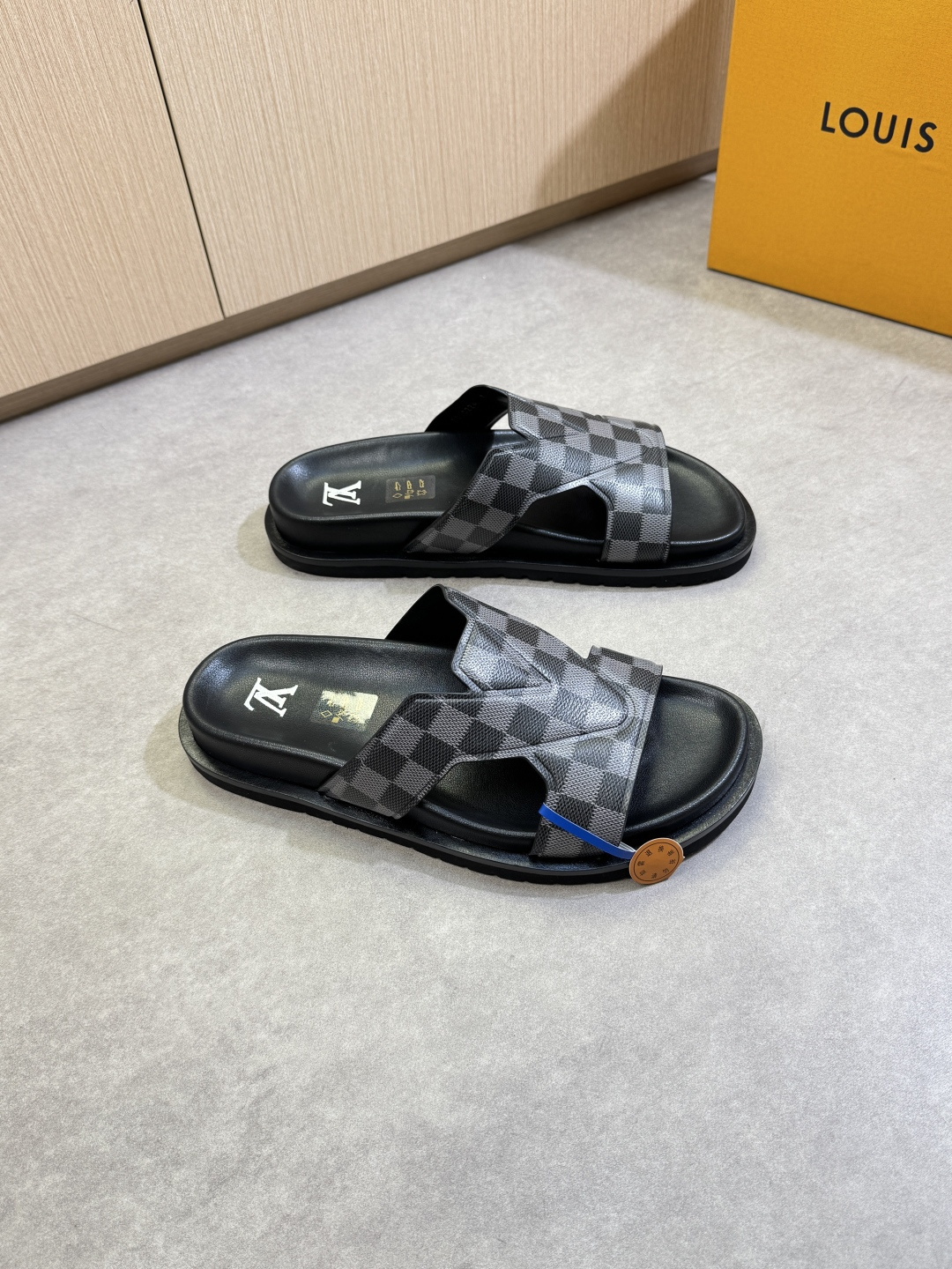 NO:354582,【Louis Vuitton】Louis Vuitton - High-end quality Original · Casual sandals - Upper imported brand totem PVC leather, forged air compressor brand module design - Inner water dyed cowhide - Outsole ultralight TPU foaming water table bag environmentally friendly leather·wear-resistant velvet; Combined molding outsole - Ultra-high quality control·fine workmanship highlighted (high-end, noble, grade) -Size 39-44 (38.45, 46,47, custom made)·0199,,louis vuitton,louis vuitton,slippers,cowhide19860909【Louis Vuitton】路易威登 -高端品质 原单·休闲凉拖鞋 -鞋面进口品牌图腾PVC皮料、锻造空压品牌模块设计 -内里水染牛皮 -大底超轻TPU发泡水台包环保皮·耐磨绒；组合成型大底 -超高品控·做工精细凸显(高端·贵气·档次) -Size 39-44（38.45, 46,47,可订做)·0199,,louis vuitton,louis vuitton,slippers,cowhide,Men's shoes