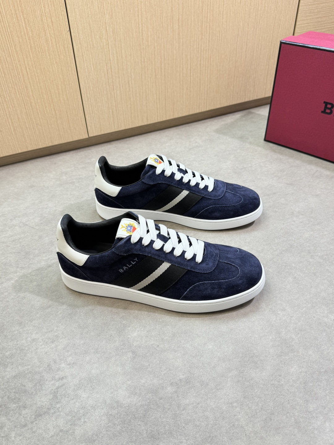 NO:355065,【BALLY】Barley - High-end quality Original single casual sports shoes - Upper Napa calfskin, reverse velvet calfskin, shoe body brand webbing decoration, tongue. Heel. Color printing brand logo - Inner water dyed cowhide - Outsole ultra-light TPR·rubber; molded outsole - Ultra-high quality control·fine workmanship highlighted (high-end, noble, grade) -Size 38-44 (45, custom made)·BL03726,,bally,cowhide19860909【BALLY】巴利  -高端品质 原单·休闲运动板鞋 -鞋面纳帕小牛皮、反绒小牛皮、鞋身品牌织带装饰、鞋舌.后跟.彩印品牌logo -内里水染牛皮 -大底超轻TPR·橡胶；成型大底 -超高品控·做工精细凸显(高端·贵气·档次) -Size 38-44（45,可订做)·BL03726,,bally,cowhide,Men's shoes