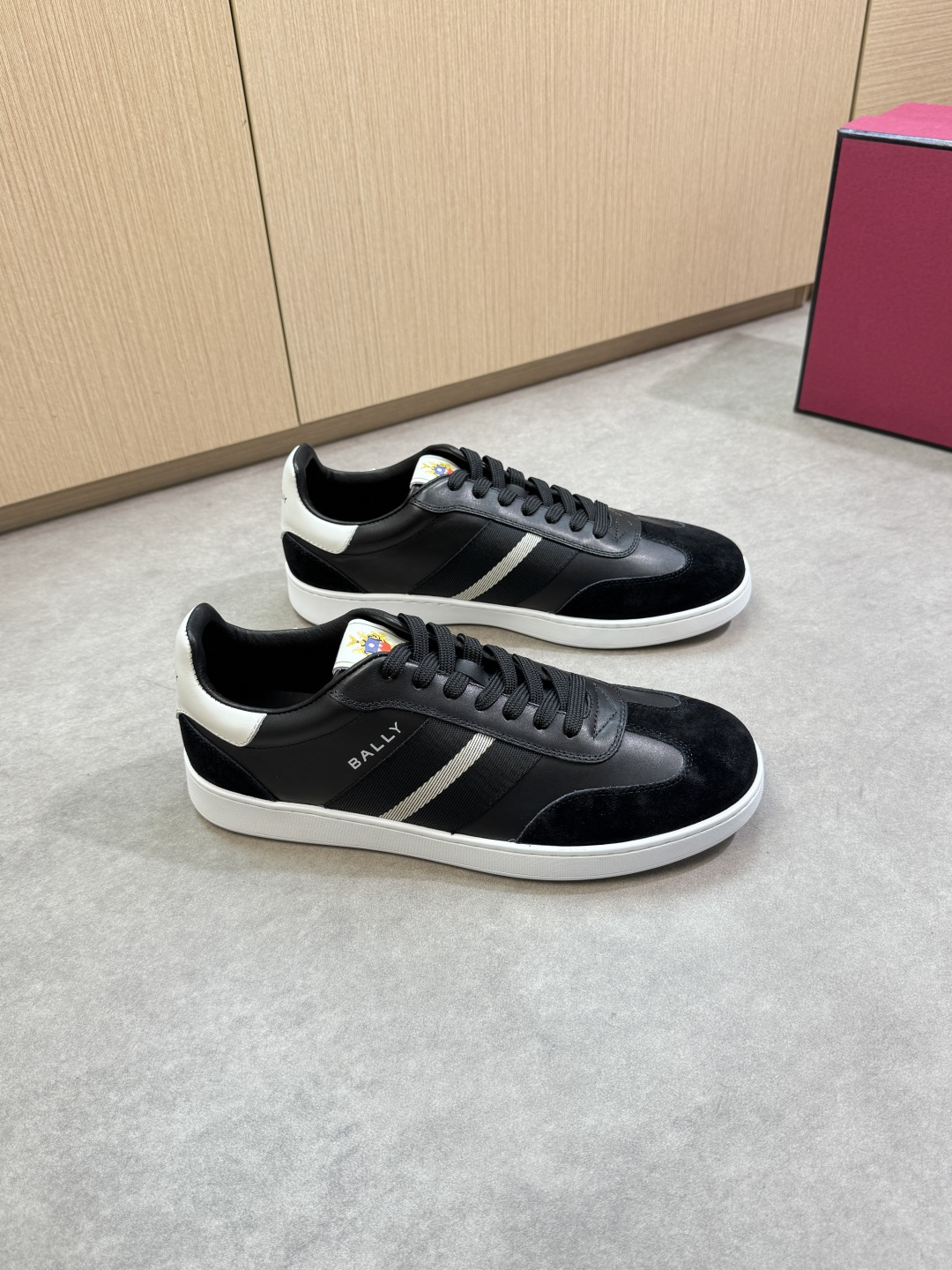 NO:355080,【BALLY】Barley - High-end quality Original single casual sports shoes - Upper Napa calfskin, reverse velvet calfskin, shoe body brand webbing decoration, shoe body, tongue, heel. Color printing brand logo - Inner water dye cowhide - Outsole ultra-light TPR·rubber; molded outsole - Ultra-high quality control·fine workmanship highlight (high-end, noble, grade) -Size 38-44 (45, custom made)·BL03726,,bally,cowhide19860909【BALLY】巴利  -高端品质 原单·休闲运动板鞋 -鞋面纳帕小牛皮、反绒小牛皮、鞋身品牌织带装饰、鞋身.鞋舌.后跟.彩印品牌logo -内里水染牛皮 -大底超轻TPR·橡胶；成型大底 -超高品控·做工精细凸显(高端·贵气·档次) -Size 38-44（45,可订做)·BL03726,,bally,cowhide,Men's shoes