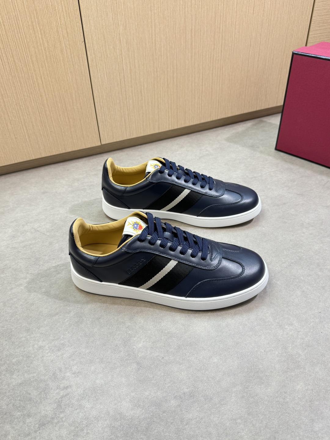 NO:355093,【BALLY】Barley - High-end quality Original single · Casual sports shoes - Upper Napa calfskin, shoe body air compressed LOGO brand webbing decoration, shoe body, tongue, heel. Color printing brand logo - Inner water dyed cowhide - Outsole ultra-light TPR·rubber; molded outsole - Ultra-high quality control · fine workmanship highlighted (high-end · noble · grade) -Size 38-44 (45, custom made)·BL03726,,bally,cowhide19860909【BALLY】巴利  -高端品质 原单·休闲运动板鞋 -鞋面纳帕小牛皮、鞋身空压LOGO品牌织带装饰、鞋身.鞋舌.后跟.彩印品牌logo -内里水染牛皮 -大底超轻TPR·橡胶；成型大底 -超高品控·做工精细凸显(高端·贵气·档次) -Size 38-44（45,可订做)·BL03726,,bally,cowhide,Men's shoes