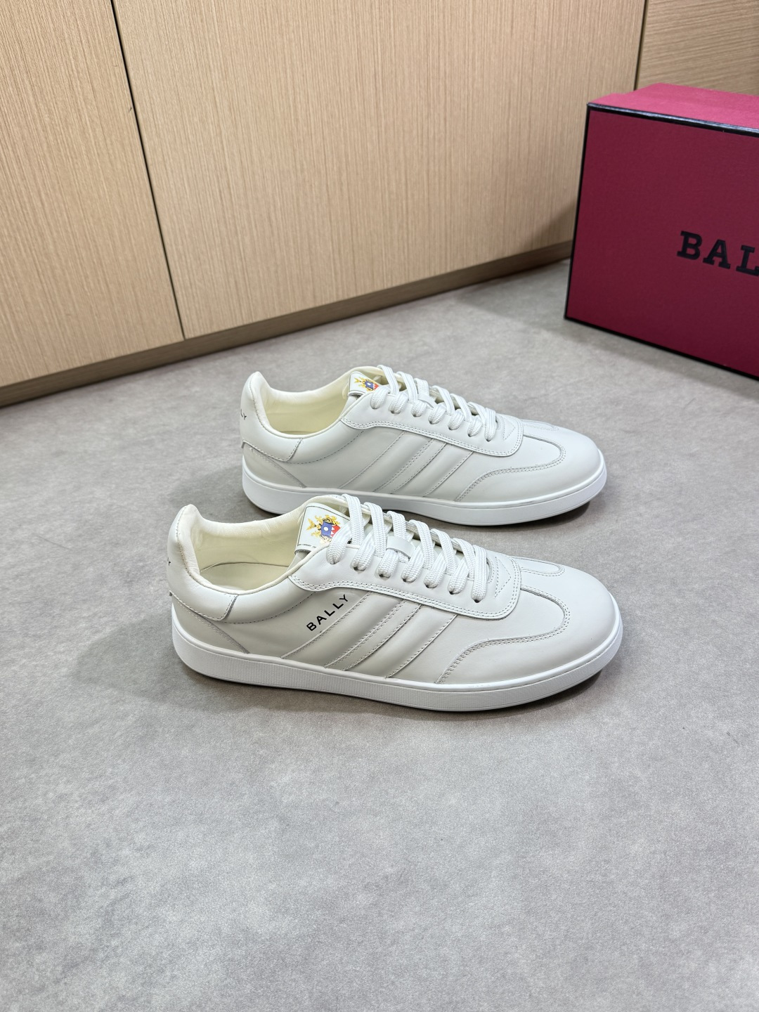 NO:355105,【BALLY】Barley - High-end quality Original single casual sports shoes - Upper Napa calfskin, shoe body, tongue, heel. Color printing brand logo - Inner water dyed cowhide - Outsole ultra-light TPR·rubber; molded outsole - Ultra-high quality control·fine workmanship highlighted (high-end, noble, grade) -Size 38-44 (45, custom made)·BL03726,,bally,cowhide19860909【BALLY】巴利  -高端品质 原单·休闲运动板鞋 -鞋面纳帕小牛皮、鞋身.鞋舌.后跟.彩印品牌logo -内里水染牛皮 -大底超轻TPR·橡胶；成型大底 -超高品控·做工精细凸显(高端·贵气·档次) -Size 38-44（45,可订做)·BL03726,,bally,cowhide,Men's shoes