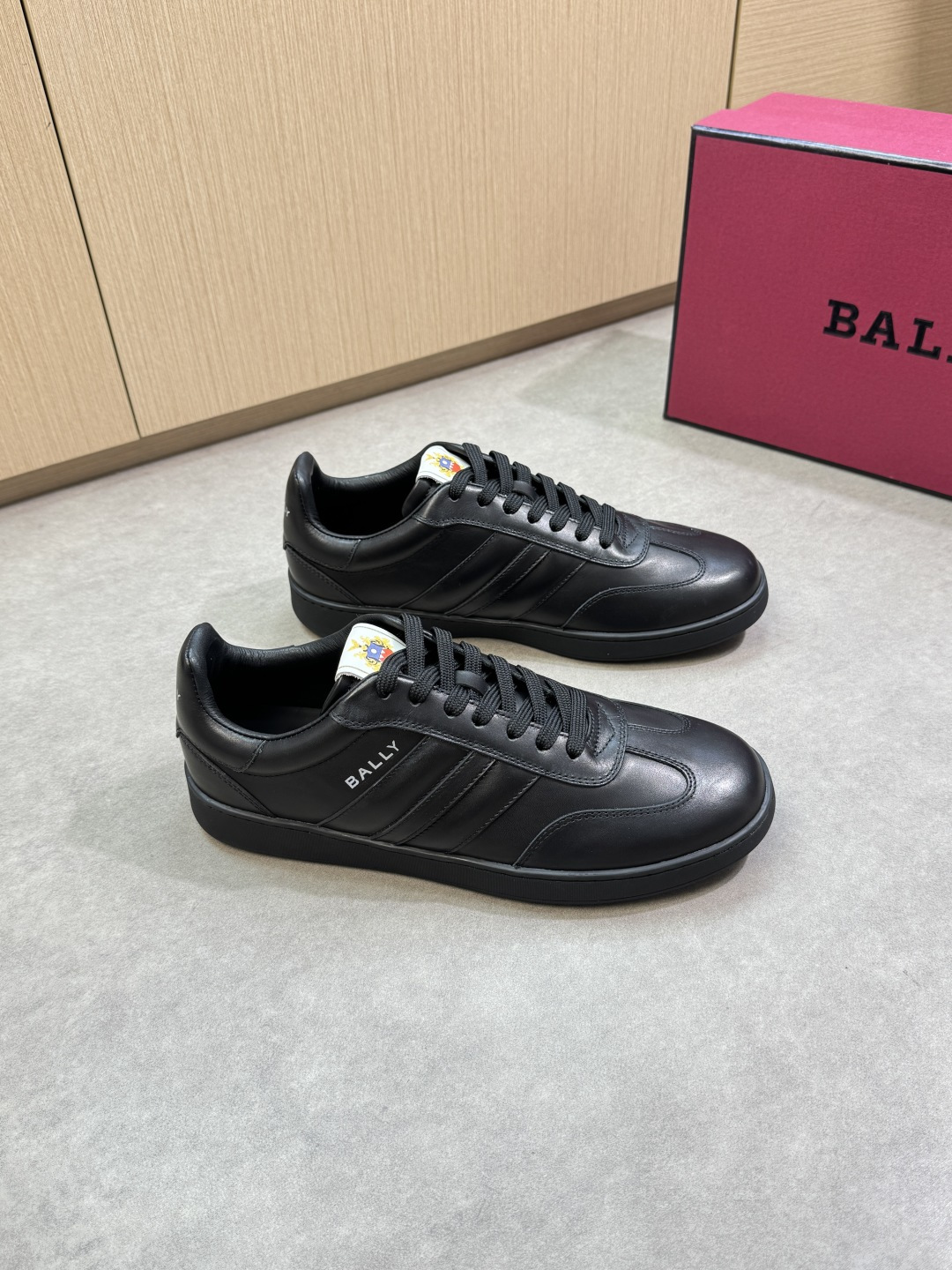 NO:355121,【BALLY】Barley - High-end quality Original single casual sports shoes - Upper Napa calfskin, shoe body, tongue, heel. Color printing brand logo - Inner water dyed cowhide - Outsole ultra-light TPR·rubber; molded outsole - Ultra-high quality control·fine workmanship highlighted (high-end, noble, grade) -Size 38-44 (45, custom made)·BL03726,,bally,cowhide19860909【BALLY】巴利  -高端品质 原单·休闲运动板鞋 -鞋面纳帕小牛皮、鞋身.鞋舌.后跟.彩印品牌logo -内里水染牛皮 -大底超轻TPR·橡胶；成型大底 -超高品控·做工精细凸显(高端·贵气·档次) -Size 38-44（45,可订做)·BL03726,,bally,cowhide,Men's shoes