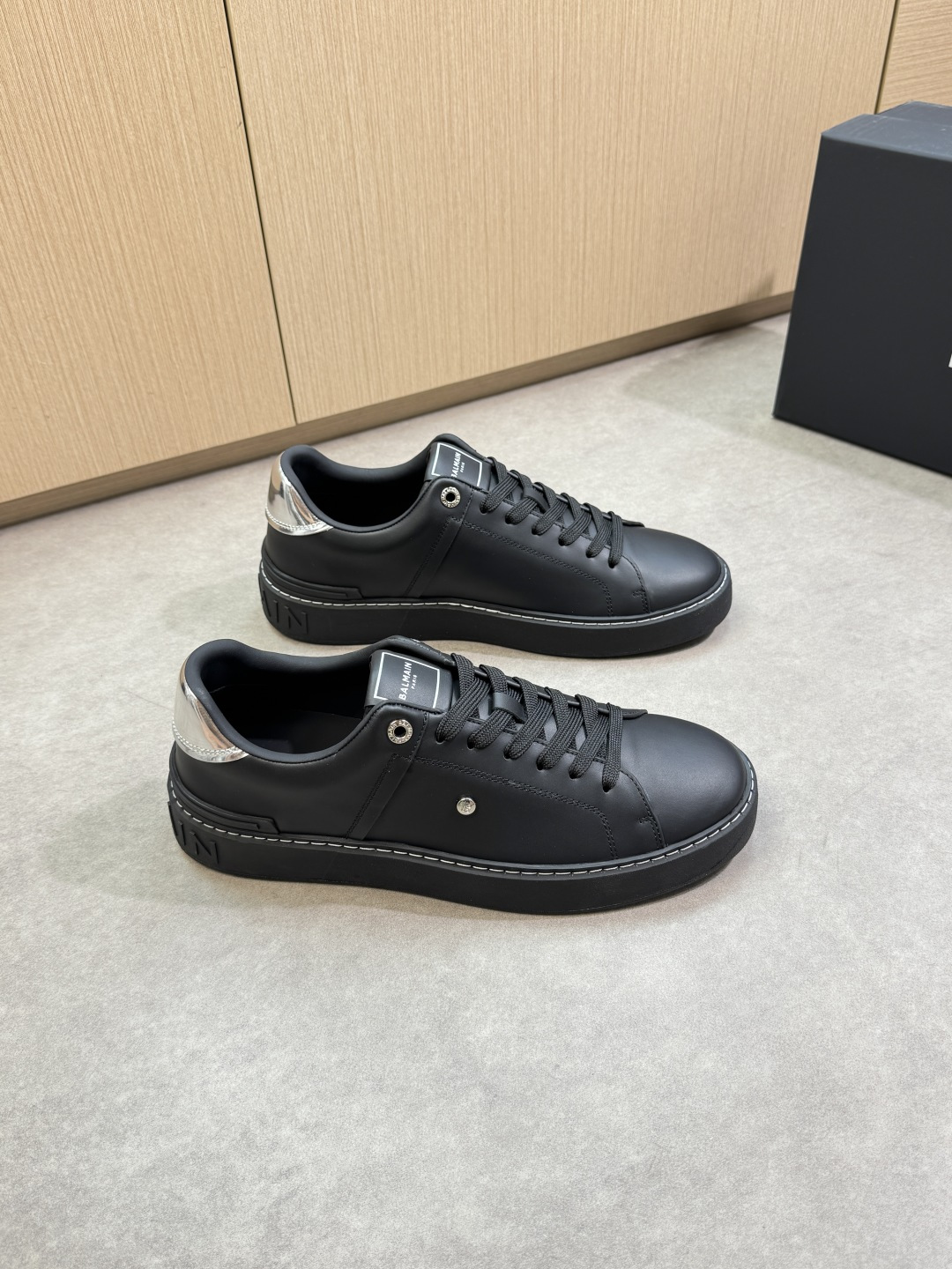 NO:355134,【BALMAIN】Balmain - High-end quality Original single · Casual sports shoes - Upper Napa calfskin, shoe body brand metal fastener, tongue, heel. Silk-printed high Zhoubo brand LOGO - Inner water dyed cowhide - Outsole ultra-light TPR rubber; molded outsole - Ultra-high quality control · Fine workmanship highlighted (high-end, noble, grade) -Size 39-44 (38, 45, 46, 47 can be customized)·BA9154,, balmain, balmain, cowhide19860909【BALMAIN】巴尔曼  -高端品质 原单·休闲运动板鞋 -鞋面纳帕小牛皮、鞋身品牌金属扣件、鞋舌.后跟.丝印高周波品牌LOGO -内里水染牛皮 -大底超轻TPR橡胶；成型大底 -超高品控·做工精细凸显(高端·贵气·档次) -Size 39-44（38,45,46,47可订做)·BA9154,,balmain,balmain,cowhide,Men's shoes