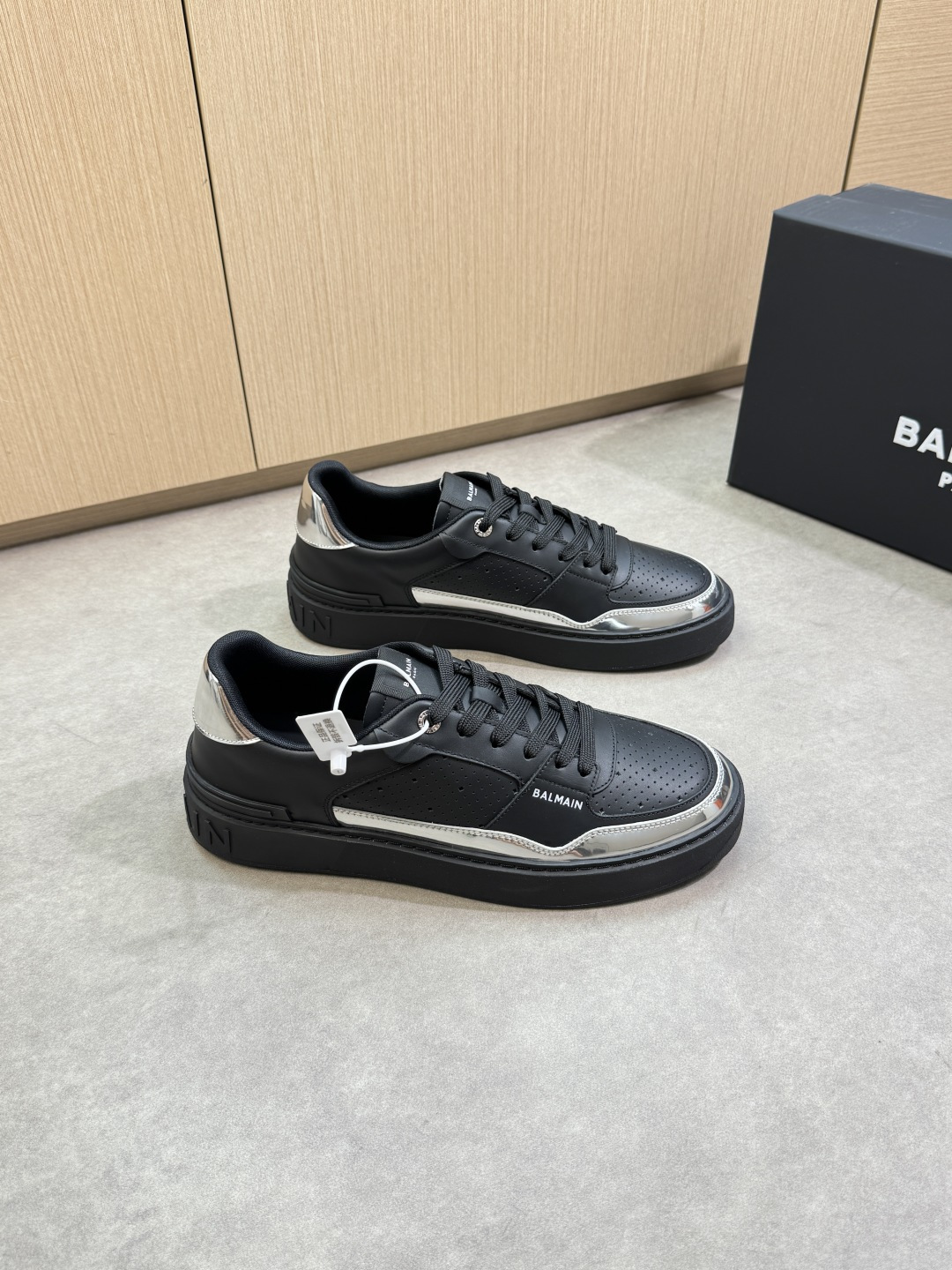 NO:355148,【BALMAIN】Balmain - High-end quality Original single · Casual sports shoes - Upper Napa calfskin, reverse velvet calfskin, tongue. Heel. Silk-printed high Zhoubo brand LOGO - Inner water dyed cowhide - Outsole ultra-light TPR rubber; molded outsole - Ultra-high quality control · Fine workmanship highlighted (high-end · noble · grade) -Size 39-44 (38, 45, 46, 47 can be customized)·BA9154,, balmain, balmain, cowhide19860909【BALMAIN】巴尔曼  -高端品质 原单·休闲运动板鞋 -鞋面纳帕小牛皮、反绒小牛皮、鞋舌.后跟.丝印高周波品牌LOGO -内里水染牛皮 -大底超轻TPR橡胶；成型大底 -超高品控·做工精细凸显(高端·贵气·档次) -Size 39-44（38,45,46,47可订做)·BA9154,,balmain,balmain,cowhide,Men's shoes
