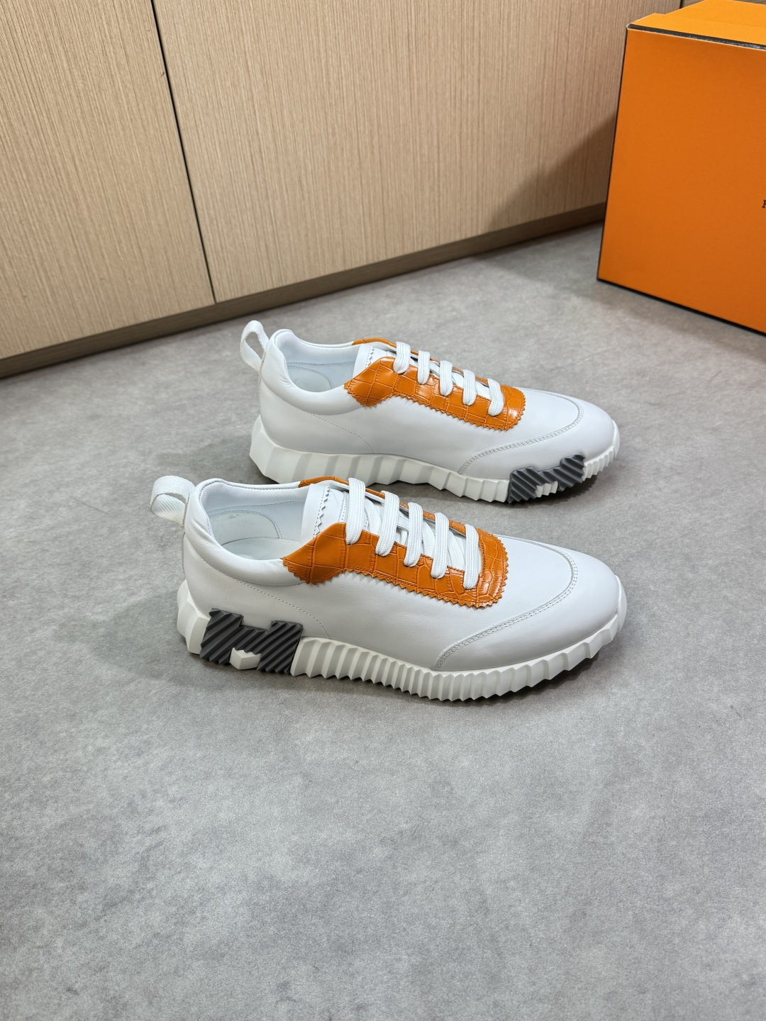 NO:356796,【HERMES】HERMES - High-end quality Original single · Casual sports shoes - Upper Napa calfskin, stone pattern cowhide, tongue. Air compressor brand logo, heel brand webbing - Inner water dye cowhide - Outsole ultra-light TPU foaming· Rubber combination molding two-color outsole - Ultra-high quality control· Fine workmanship highlighted (high-end, noble, grade) -Size 38-44 (45, 46, 47, can be customized)·H0183,, hermes, hermes, sneakers, cowhide19860909【 HERMES】爱马仕 -高端品质 原单·休闲运动鞋 -鞋面纳帕小牛皮、石头纹牛皮、鞋舌.空压品牌logo、后跟品牌织带 -内里水染牛皮 -大底超轻TPU发泡·橡胶组合成型双色大底 -超高品控·做工精细凸显(高端·贵气·档次) -Size 38-44（45,46,47,可订做)·H0183,,hermes,hermes,sneakers,cowhide,Men's shoes